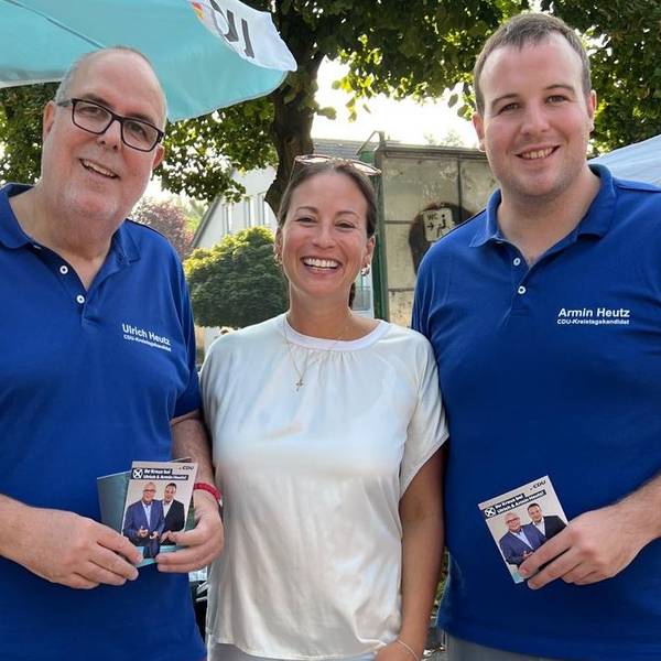 Caroline Bosbach MdB steht auf dem Wochenmarkt in Bergisch Gladbach-Refrath neben den Kreistagskandidaten der CDU, Ulrich Heutz (l.) und Sohn Armin Heutz.