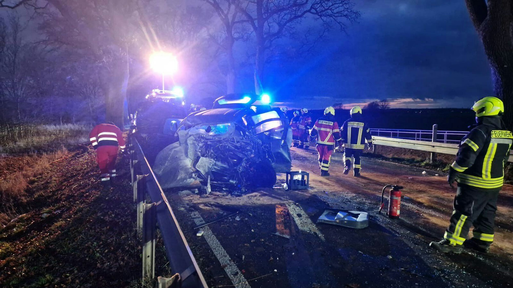 Rettungskräfte an einer Unfallstelle auf einer Bundesstraße (Symbolfoto).