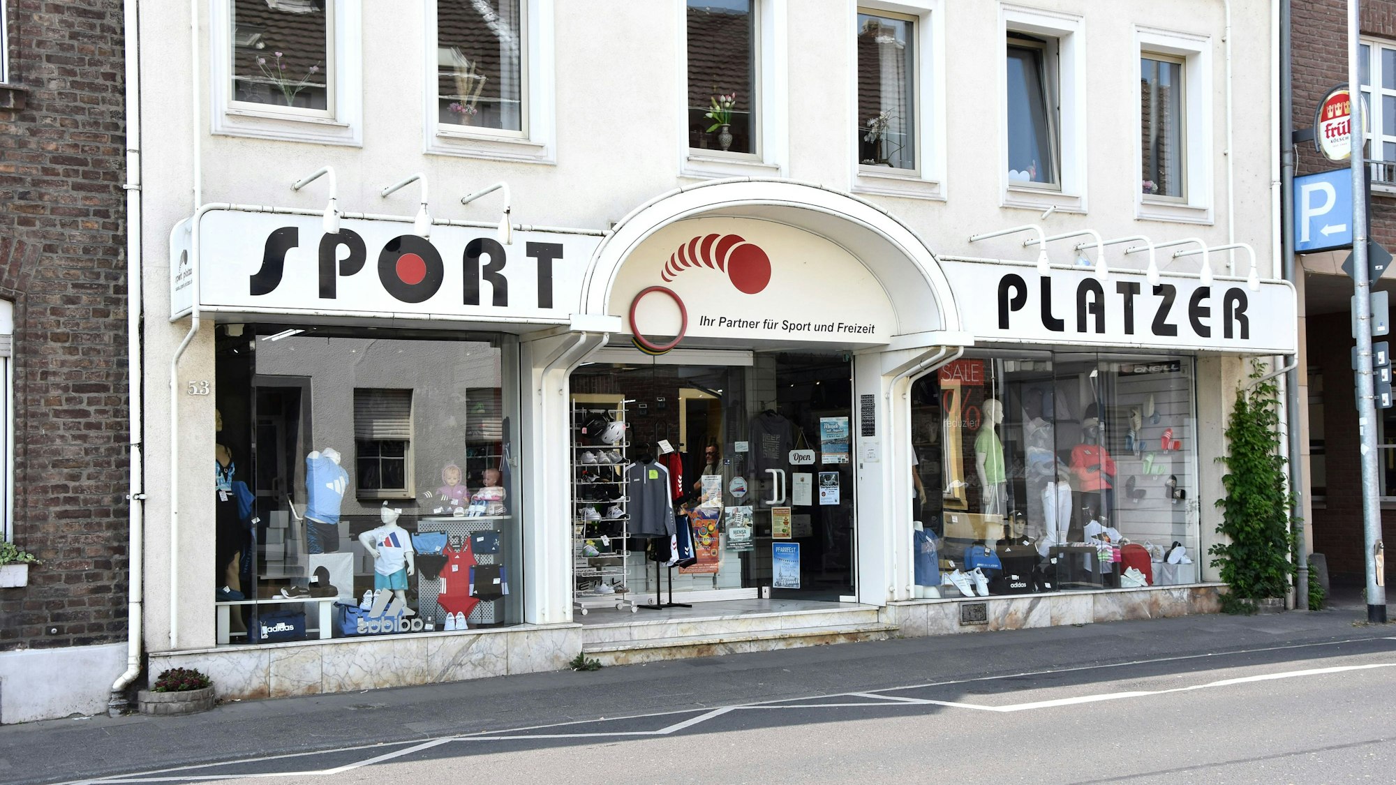 Zu sehen ist die Fassade eines Sportgeschäfts.