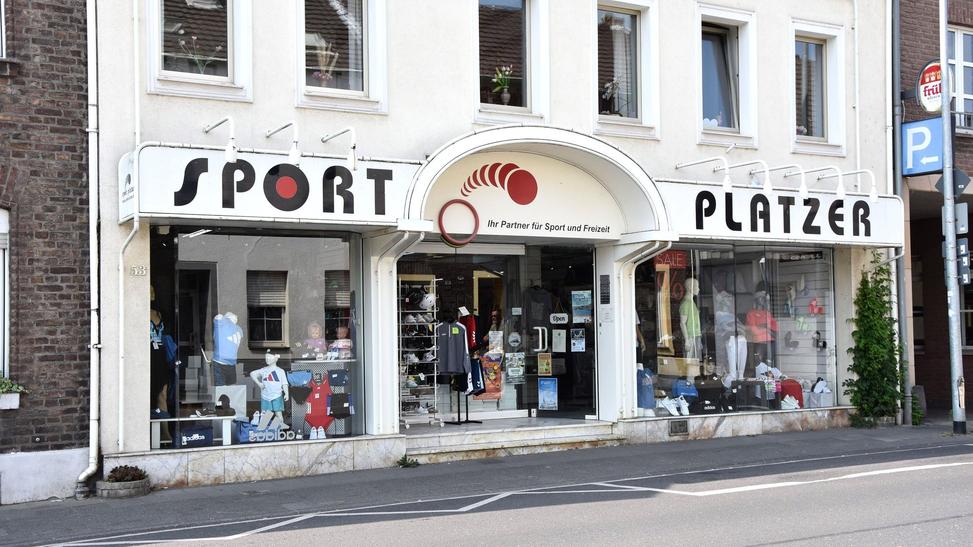 Zu sehen ist die Fassade eines Sportgeschäfts.