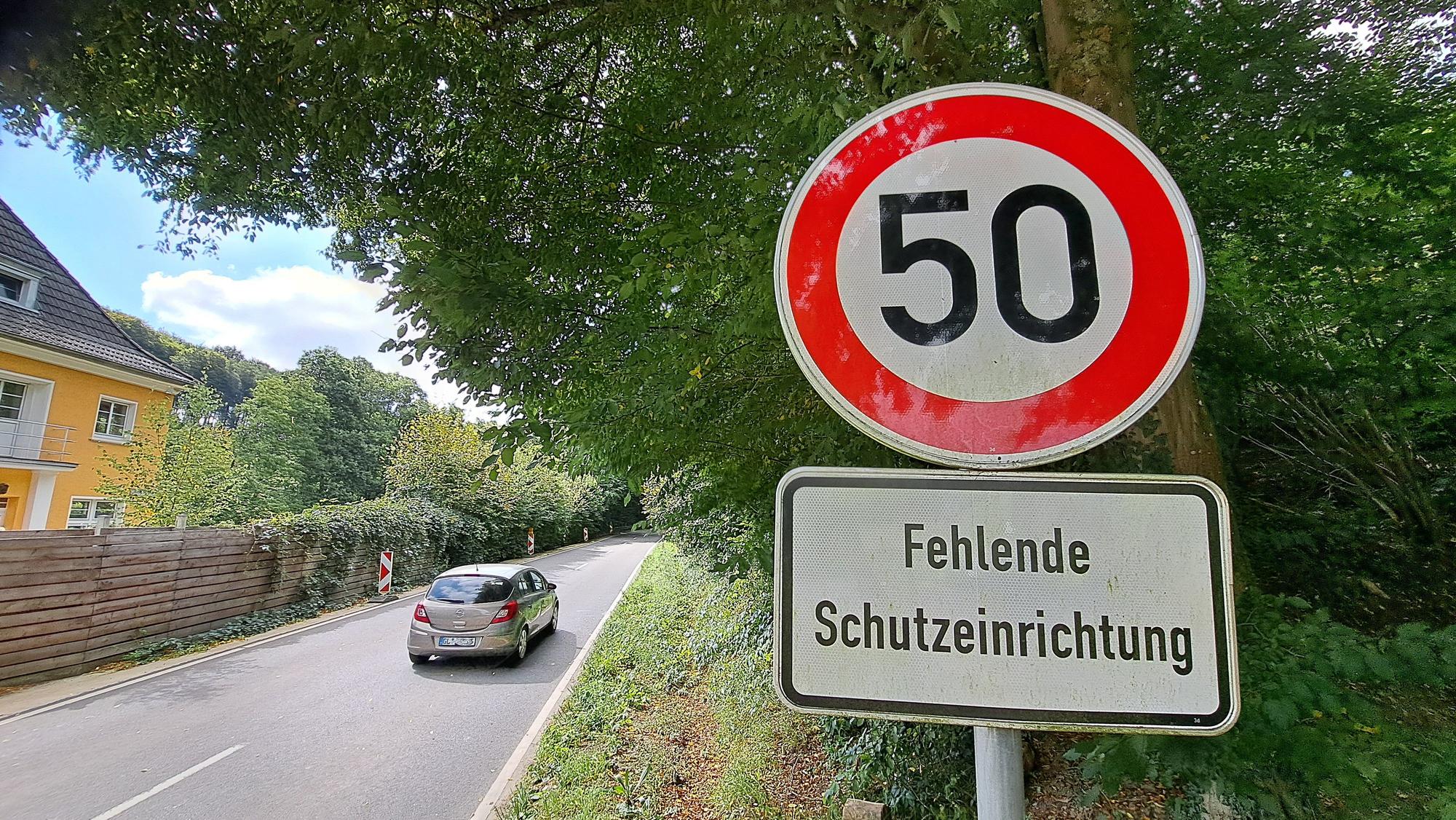 Ein Tempo-50-Schild mit dem Zusatzschild „Fehlende Schutzeinrichtung“ steht an der Dürschtalstraße zwischen Kürten-Dürscheid und Overath-Klefhaus.