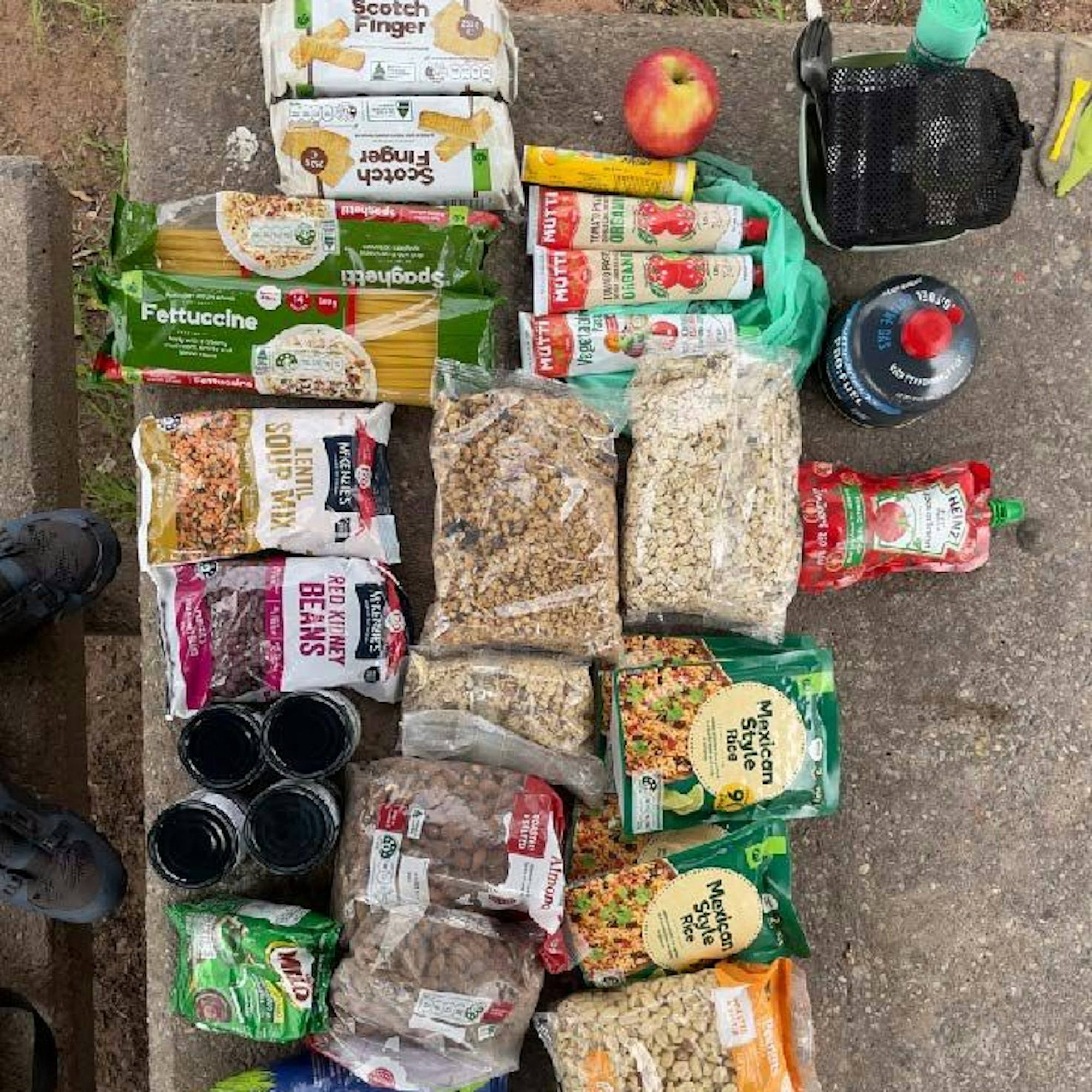 Verschiedene verpackte Lebensmittel liegen auf einem Steintisch.