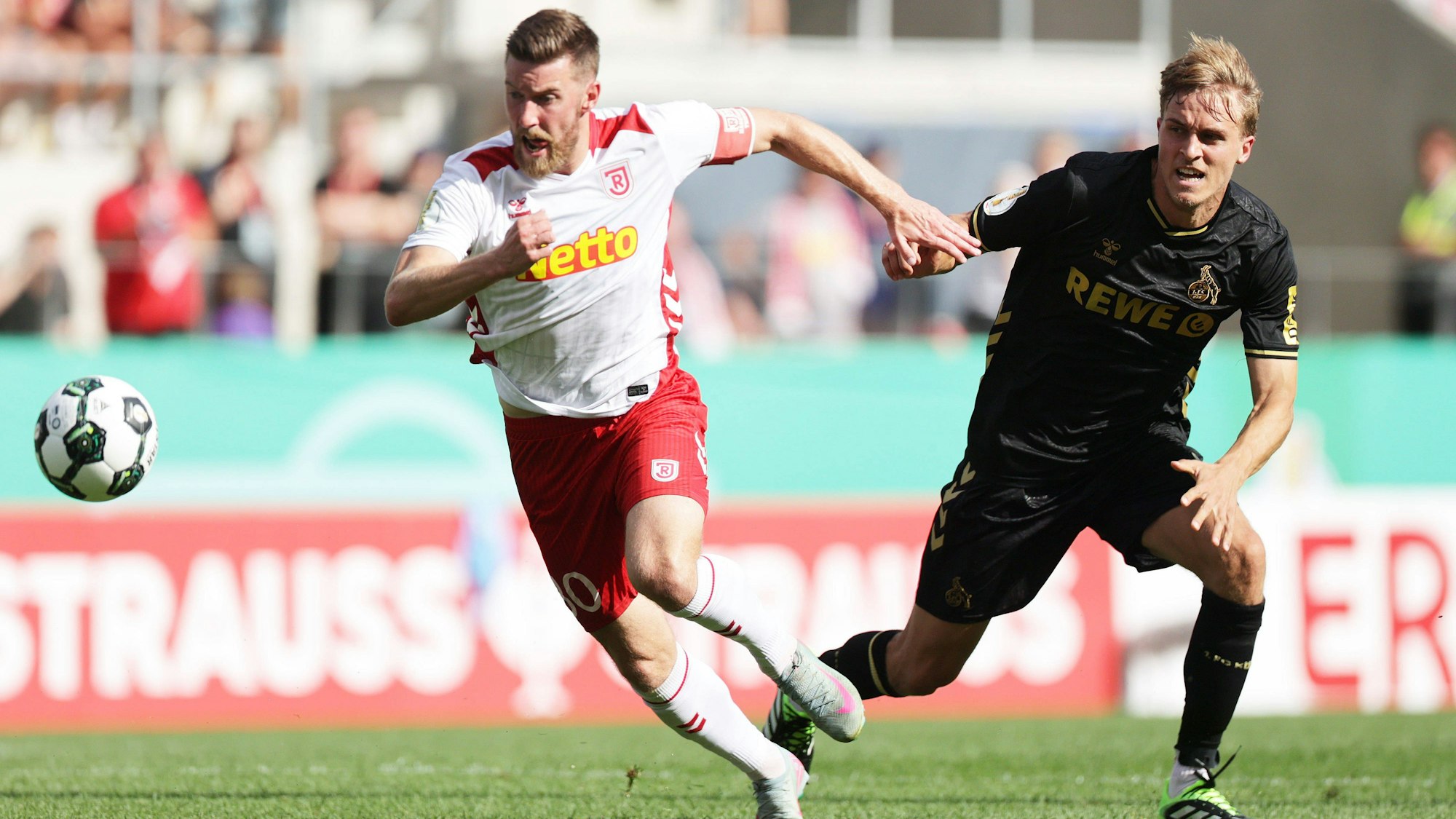 Hintendran: FC-Abwehrchef Timo Hübers (r.) gegen Jahn-Kapitän Christian Kühlwetter.