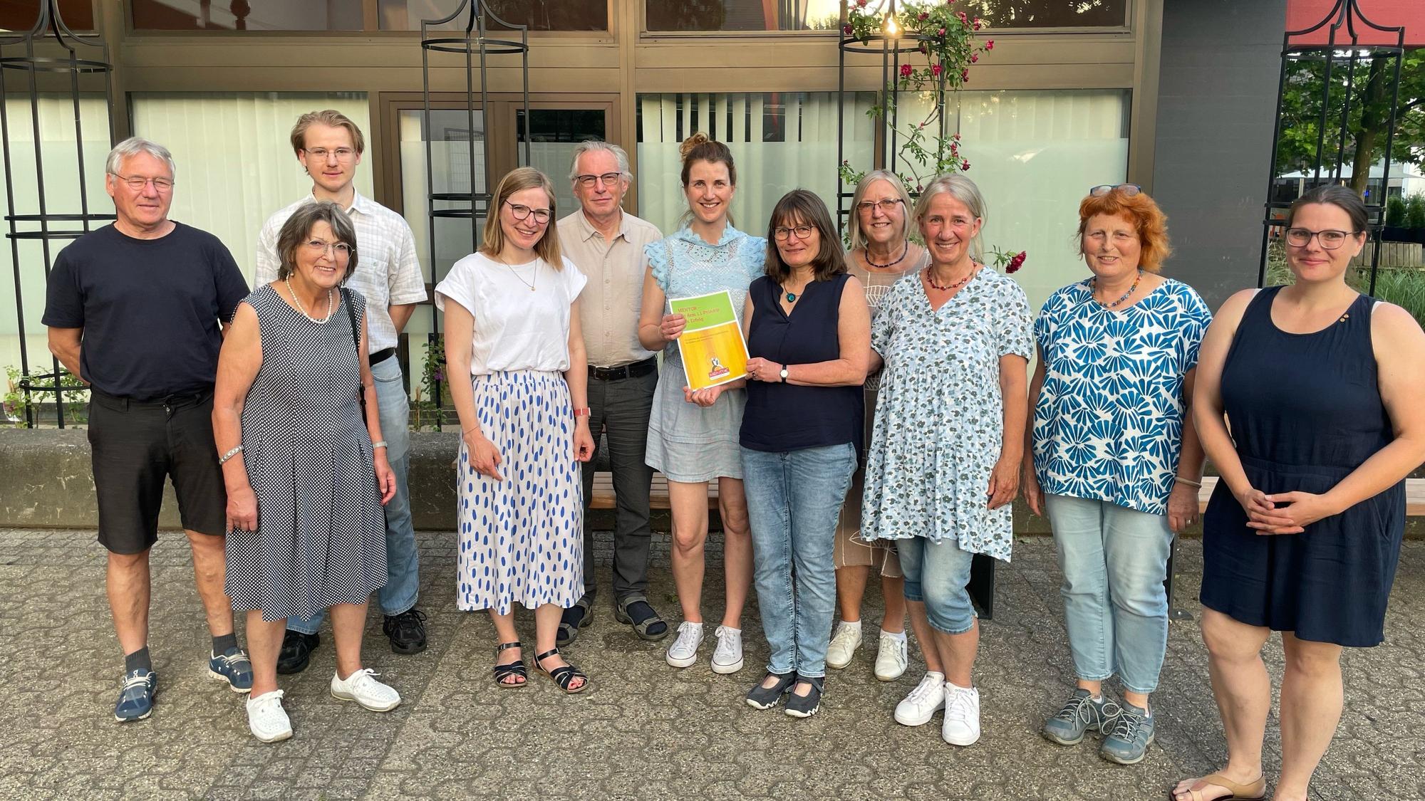 Das Foto zeigt die LeselernhelferInnen.