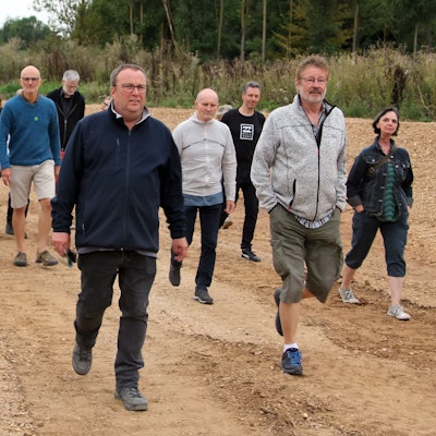 Menschen gehen durch künftiges Flussbett.