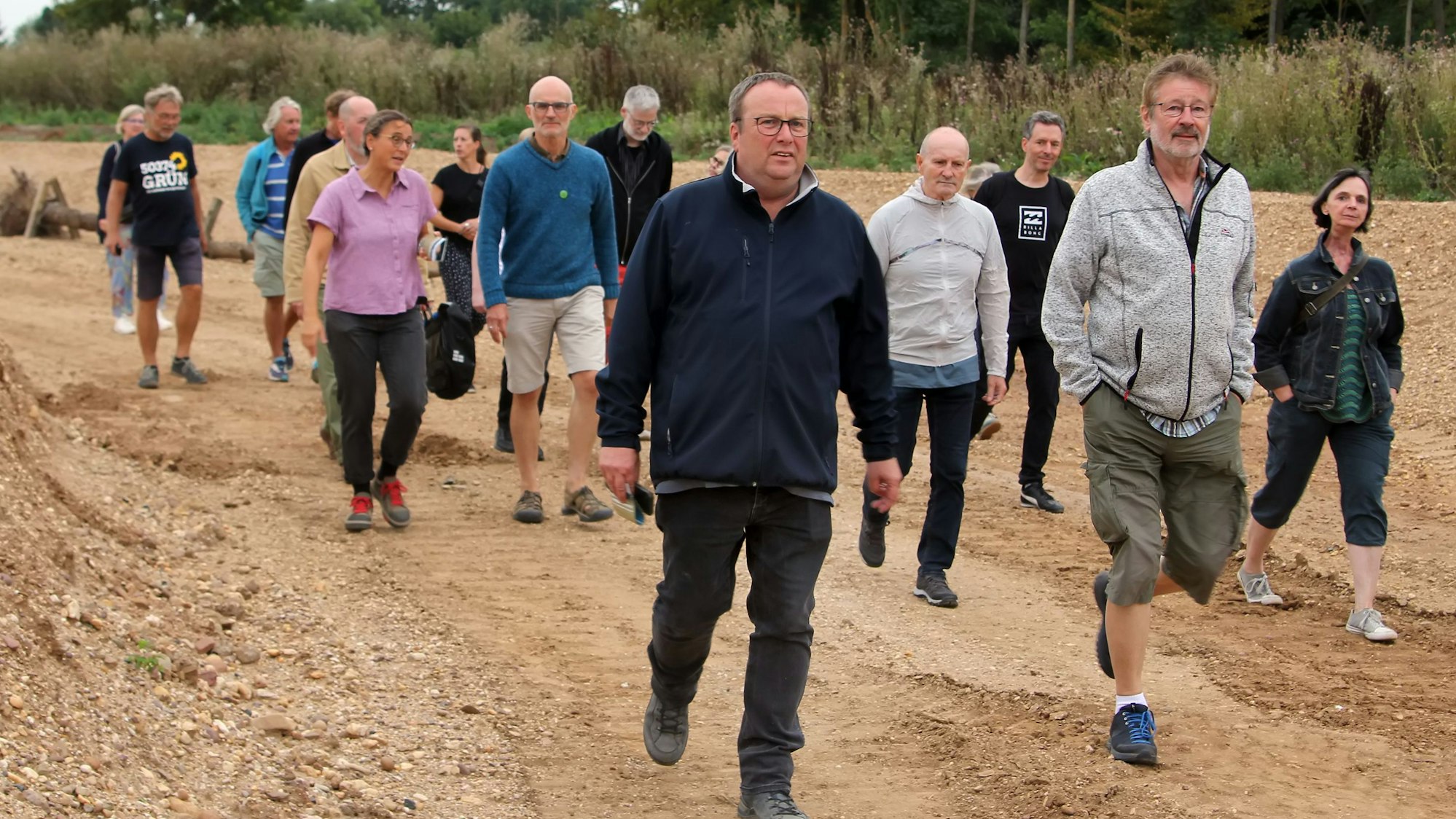 Menschen gehen durch künftiges Flussbett.