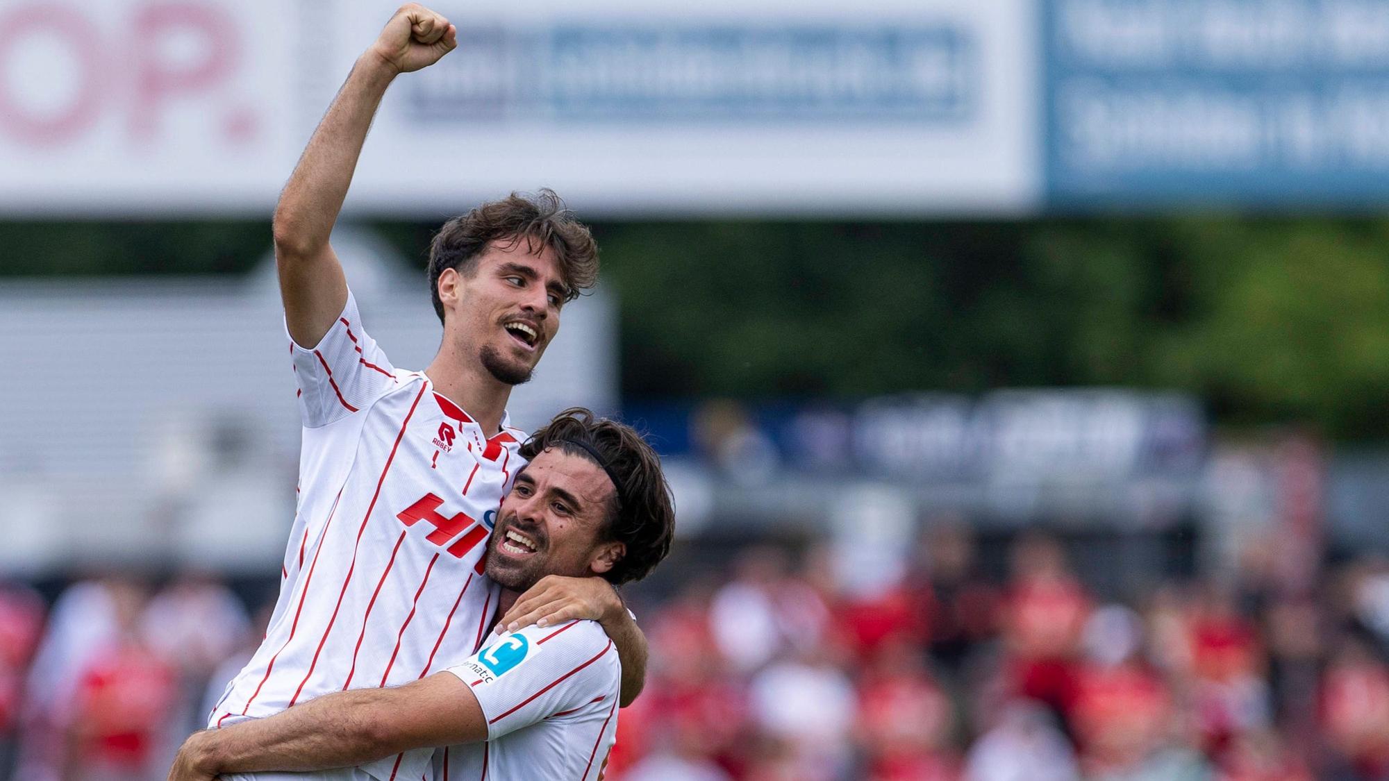 Regionalliga West: Fortuna Köln - Rot-Weiß Oberhausen, 16.08.2025 Vleron Statovci Fortuna Köln, 4 jubelt mit David Haider Al-Azzawe Fortuna Köln, 15 nach seinem Tor. Regionalliga West, Fortuna Köln - Rot-Weiß Oberhausen, 4. Spieltag, am 16.08.2025, Südstadion, Köln *** Regionalliga West Fortuna Köln Rot Weiß Oberhausen, 16 08 2025 Vleron Statovci Fortuna Köln, 4 cheers with David Haider Al Azzawe Fortuna Köln, 15 after his goal Regionalliga West, Fortuna Köln Rot Weiß Oberhausen, 4 Matchday, on 16 08 2025, Südstadion, Cologne Copyright: xBEAUTIFULxSPORTS/Meuselx