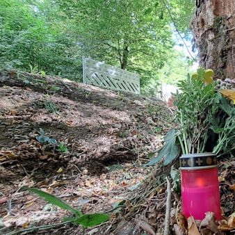 An einem Baum unterhalb der Dürschtalstraß liegen Kerzen und Blumen. An dem Baum starben in der Nacht zu Samstag (16.8.) vier jungen Menschen bei einem Autounfall.