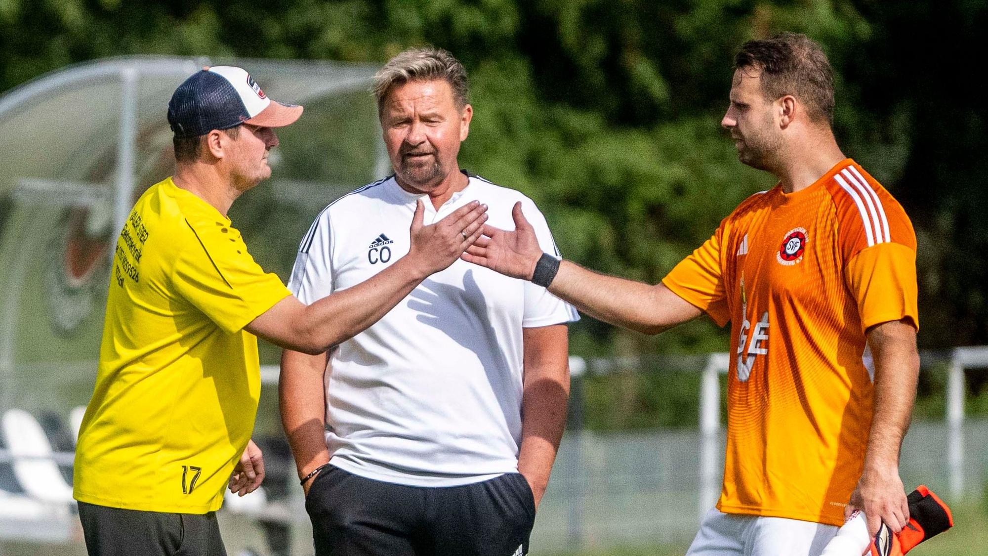 Das Bild zeigt, wie Michael Müller dem Torwart die Hand reicht.