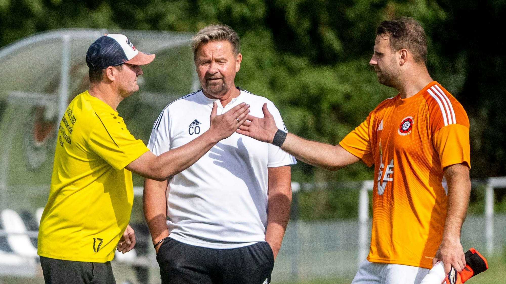 Das Bild zeigt, wie Michael Müller dem Torwart die Hand reicht.