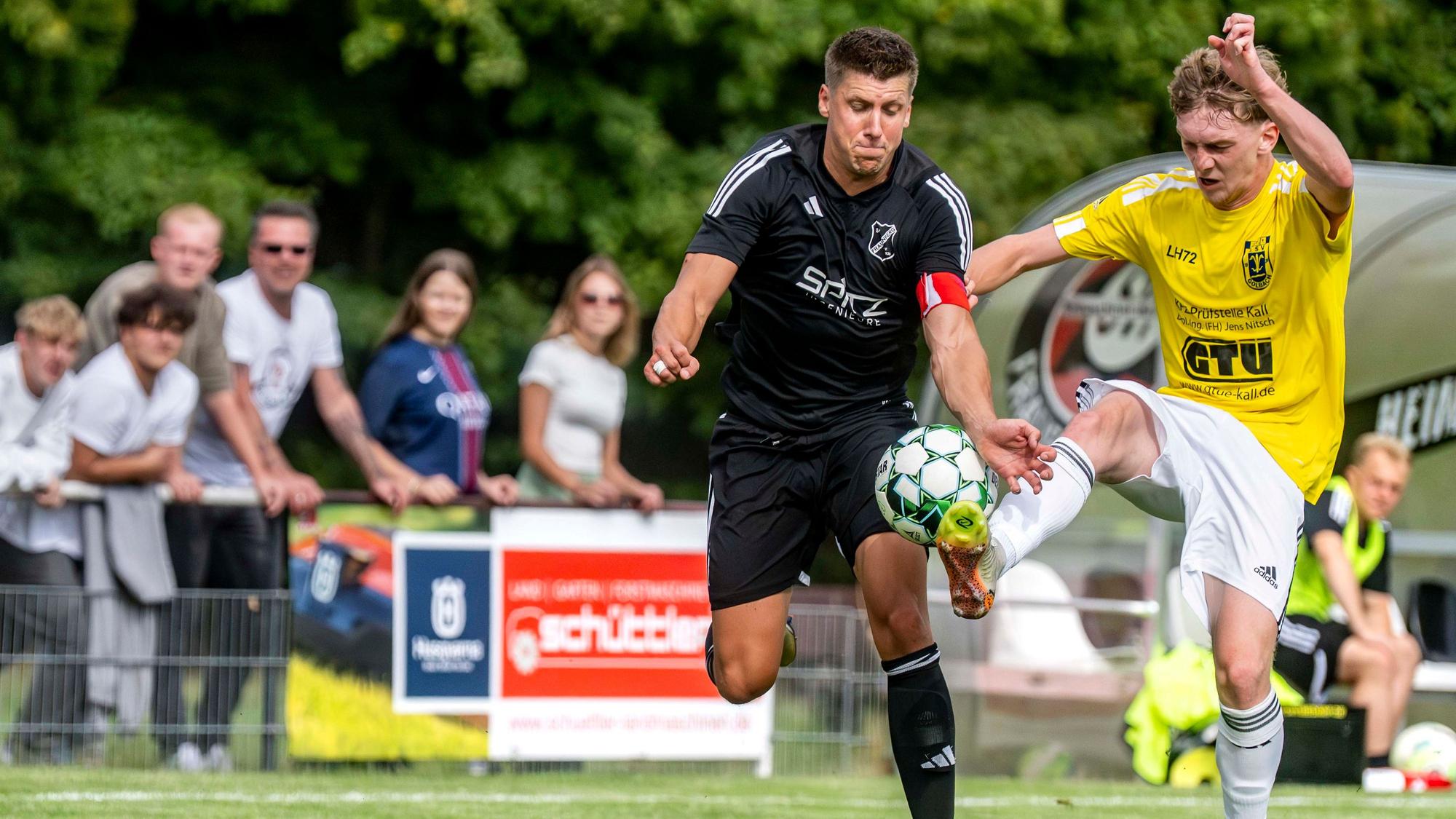 Das Bild zeigt Marcel Kaiser im Zweikampf mit einem Golbacher Abwehrspieler.
