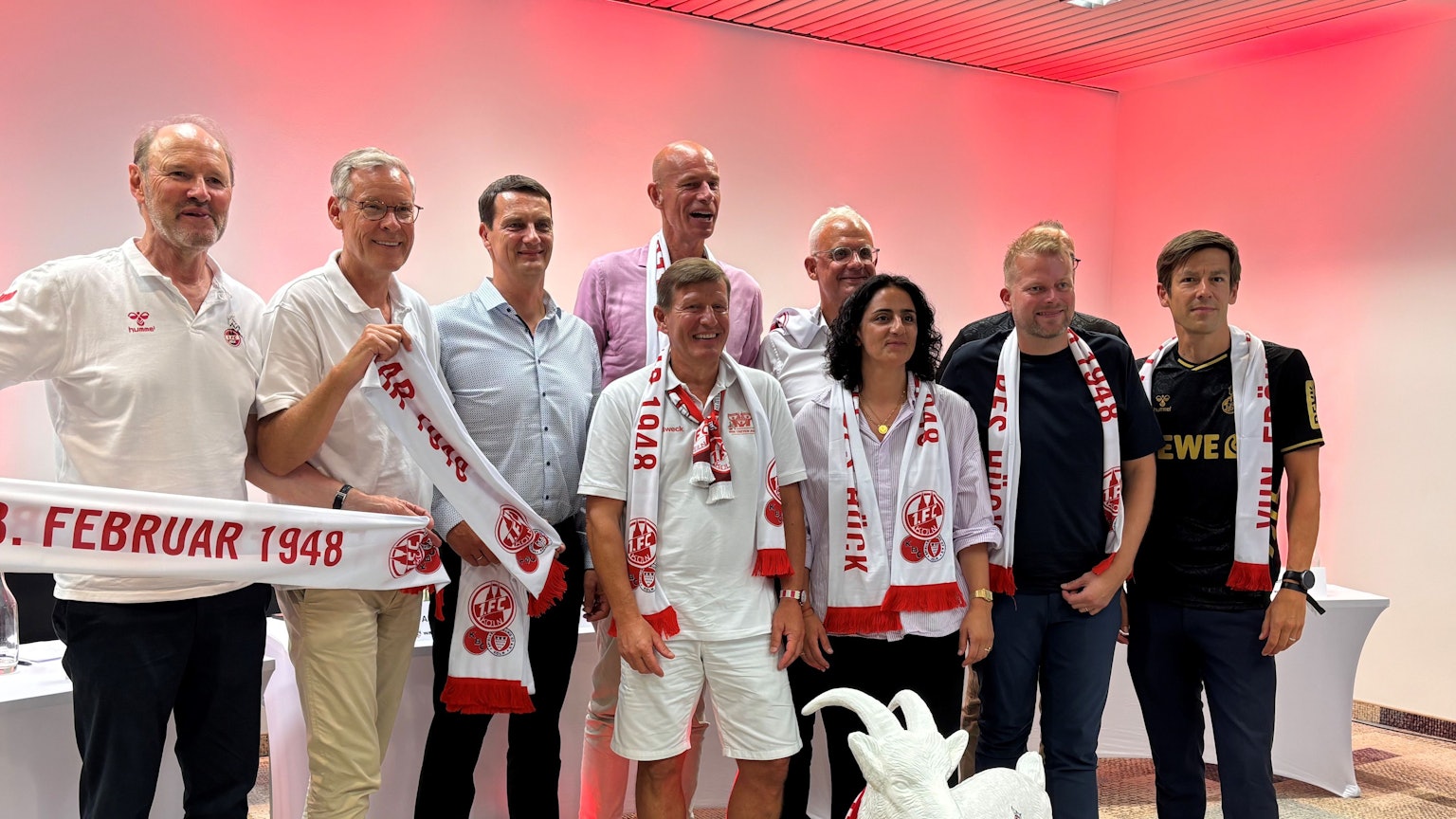 Gut gelaunt: Die Teams Adenauer, Stobbe und Stroman (v.l.n.r.) nach drei Stunden sachlicher Debatte in der Wahlkampfarena der „fans 1991“.