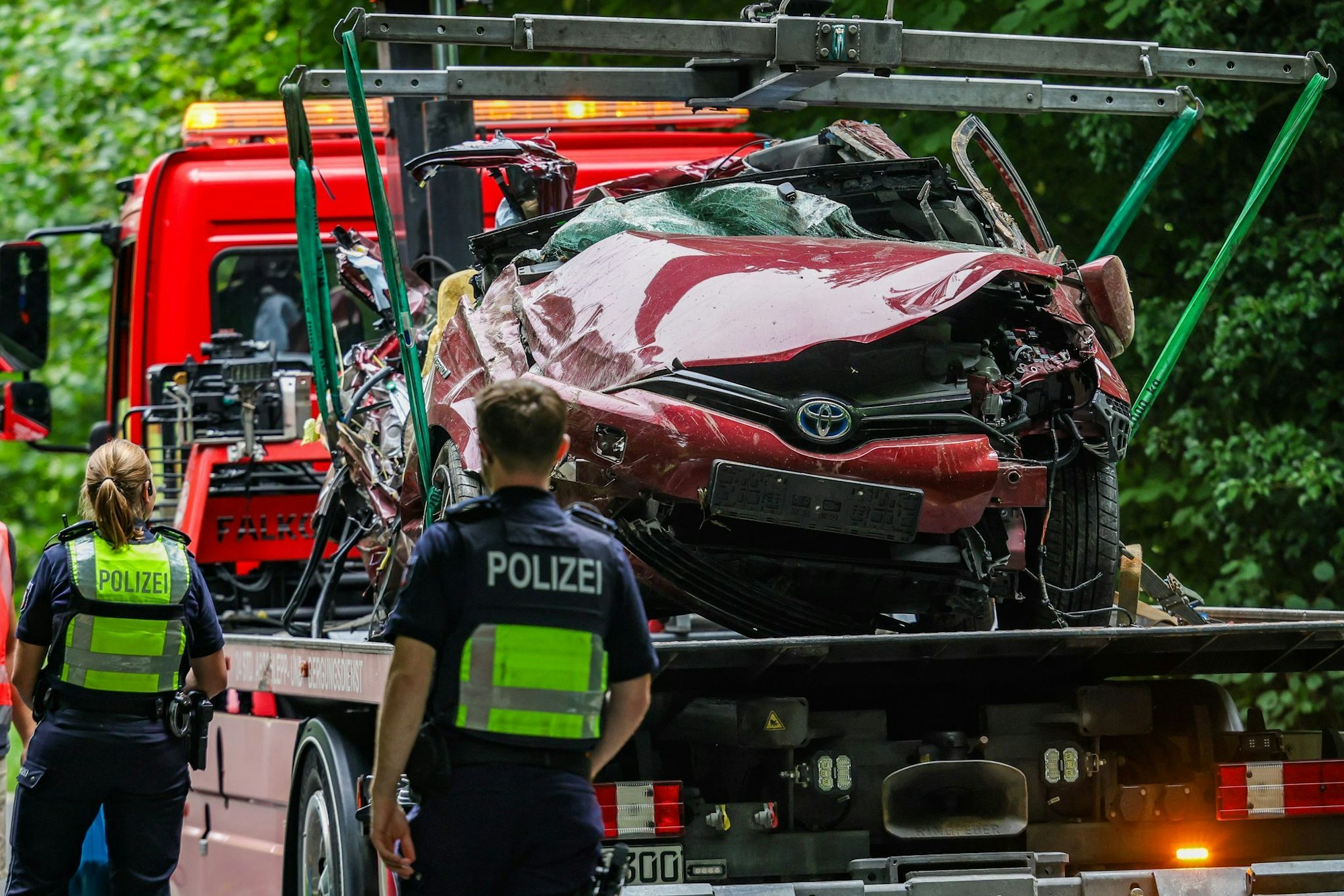 Der 16-jährige Fahrer war in einer Kurve von der Fahrbahn abgekommen und gegen einen Baum geprallt. Wie genau es dazu kommen konnte, wird jetzt untersucht.