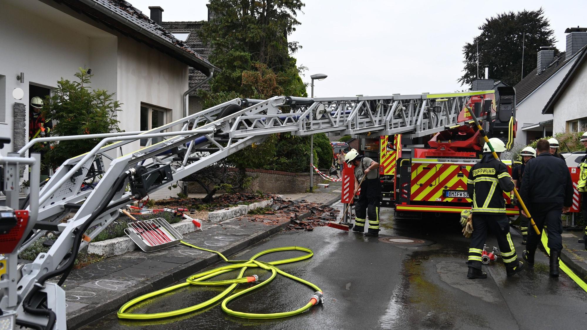 In Erftstadt-Liblar ist ein Feuer vom Vorgarten auf das Dach des Einfamilienhauses übergegangen.