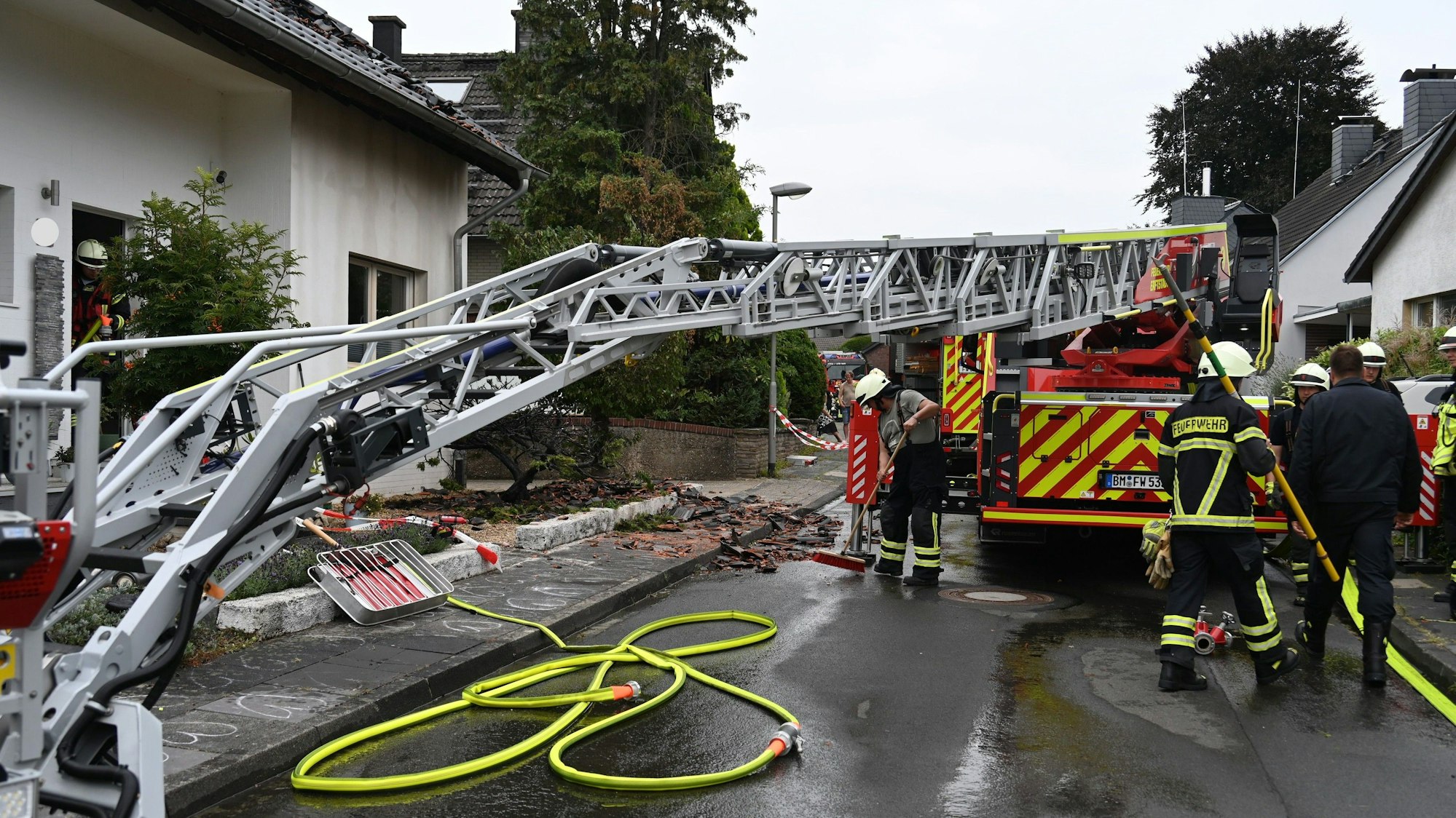 In Erftstadt-Liblar ist ein Feuer vom Vorgarten auf das Dach des Einfamilienhauses übergegangen.
