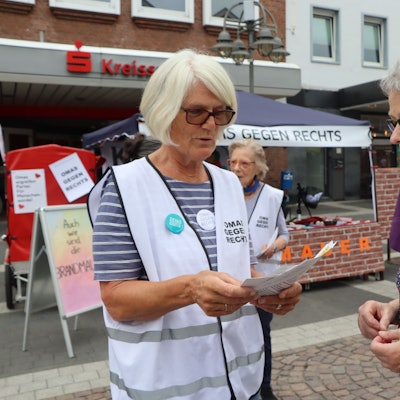 Das Foto zeigt die Omas gegen Rechts in Brühl.