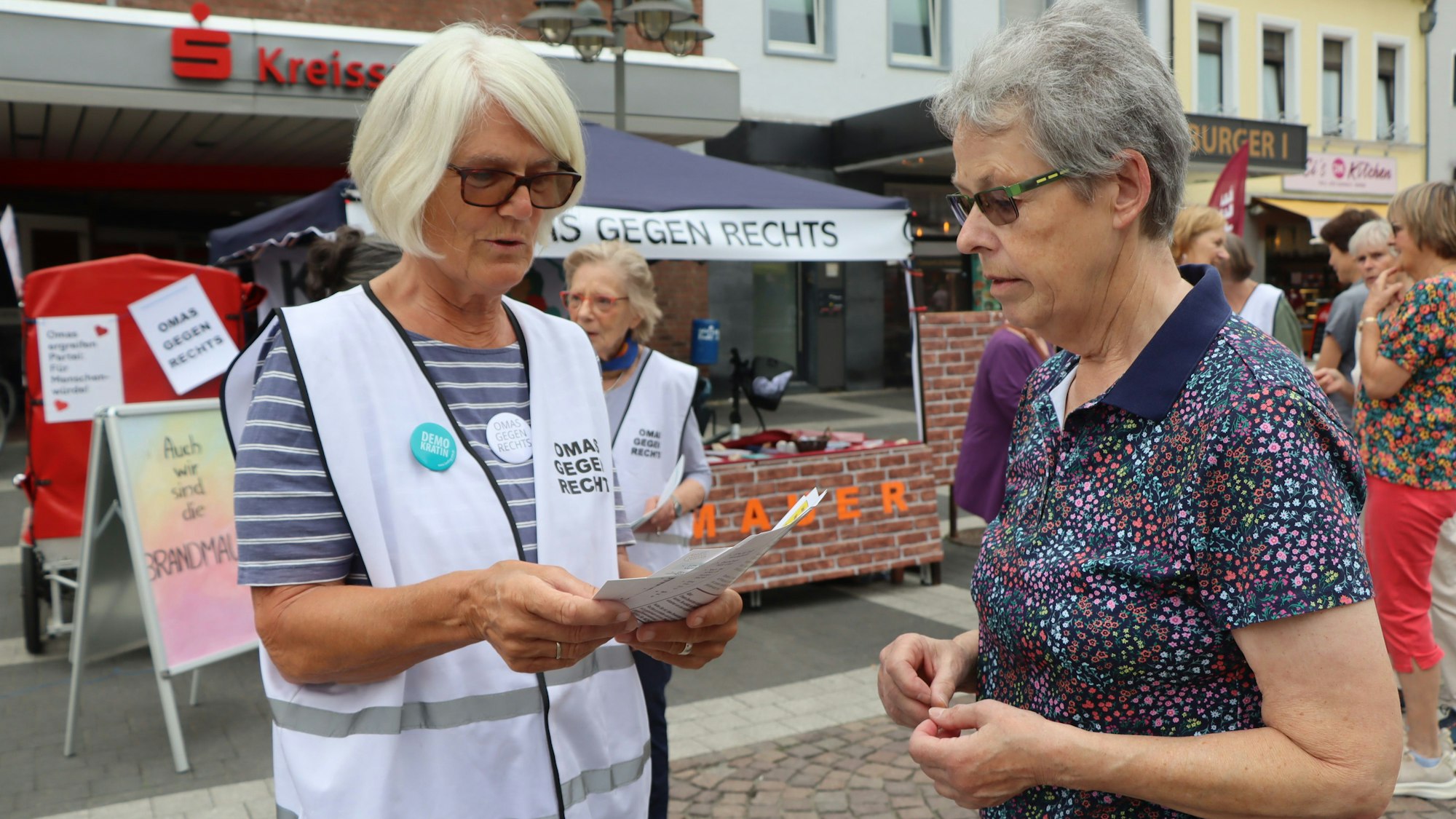 Das Foto zeigt die Omas gegen Rechts in Brühl.