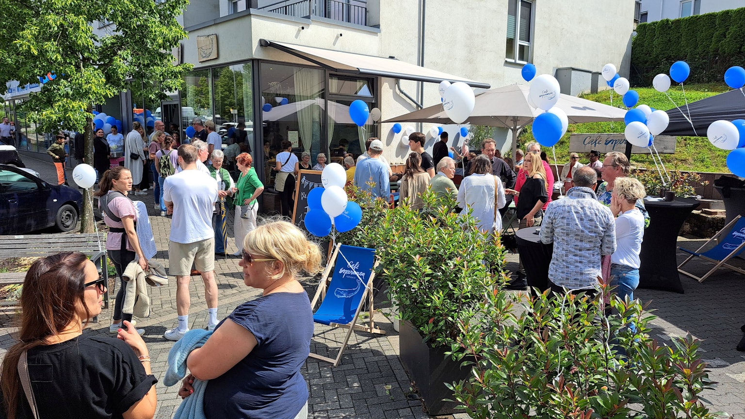 Geburtstagsgäste stehen vor dem Café Esperanza am Halfenhof in Rösrath-Forsbach.