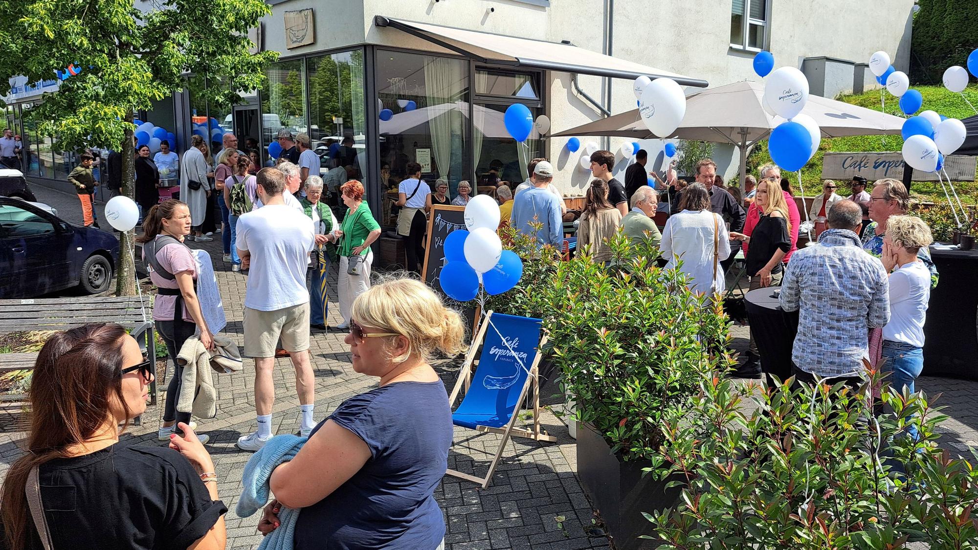 Geburtstagsgäste stehen vor dem Café Esperanza am Halfenhof in Rösrath-Forsbach.
