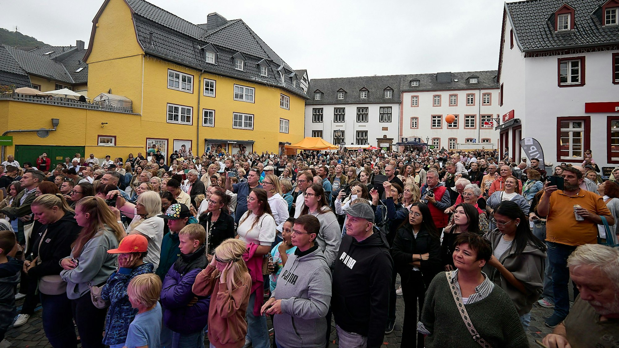 Eine große Menschenmenge verfolgt den Auftritt von „Glasperlenspiel“.
