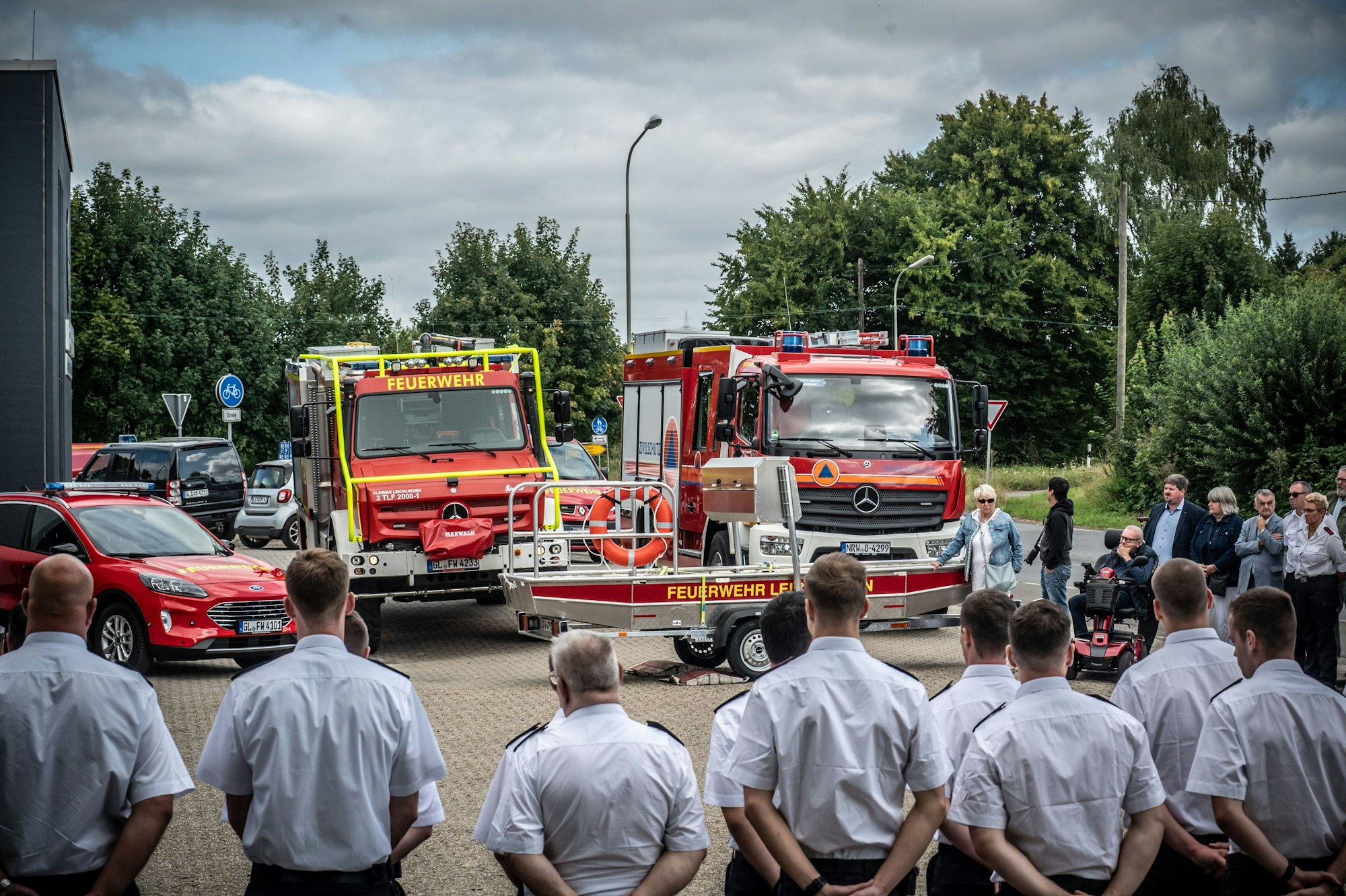 Indienststellung eines Feuerwehrboots und neuer Feuerwehrwagen für die Feuerwehr Leichlingen, Rettungswache Freienhalle, mit Innenminister Herbert Reul