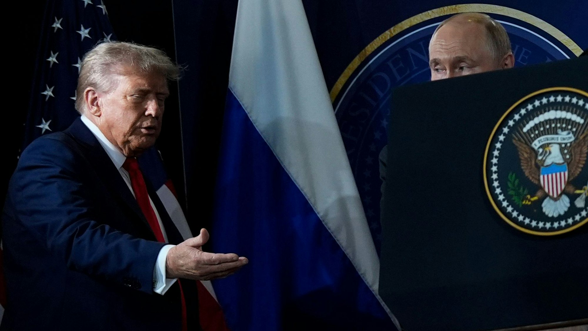 US-Präsident Donald Trump (l) und der russische Präsident Wladimir Putin bei dem Treffen am Freitag, 15. August 2025, in Anchorage, Alaska.