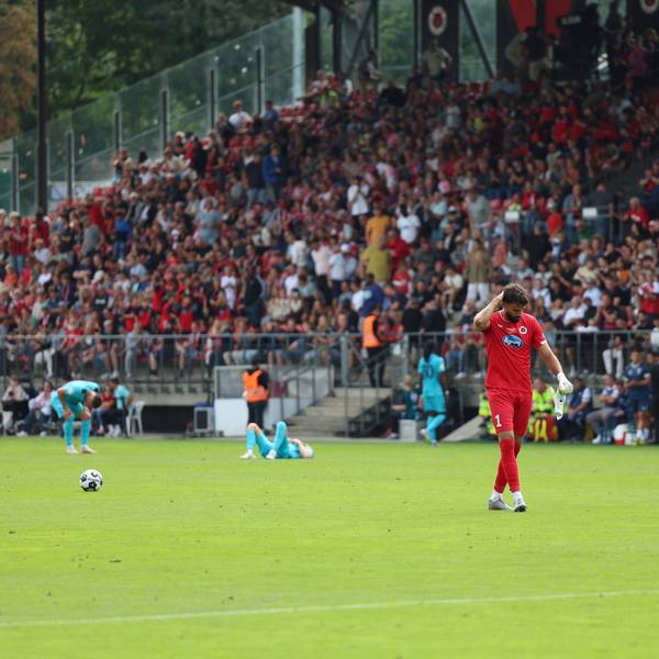 17.08.2025, xrekx, Fussball DFB Pokal 1.Runde, Viktoria Koeln - SC Paderborn 07 v.l. Eduardo Dos Santos Haesler FC Viktoria Koeln enttaeuscht, enttäuscht, schaut enttaeuscht, traurig, frustriert, niedergeschlagen, disappointed, sad, frustrated nach Spielende DFL/DFB REGULATIONS PROHIBIT ANY USE OF PHOTOGRAPHS as IMAGE SEQUENCES and/or QUASI-VIDEO Koeln *** 17 08 2025, xrekx, Fußball DFB Pokal 1 Runde, Viktoria Koeln SC Paderborn 07 v l Eduardo Dos Santos Haesler FC Viktoria Koeln enttaeuscht, enttäuscht, schaut enttaeuscht, traurig, frustriert, niedergeschlagen, disappointed, sad, frustrated nach Spielende DFL DFB REGULATIONS PROHIBIT ANY USE OF PHOTOGRAPHS AS IMAGE SEQUENCES AND OR QUASI VIDEO Koeln
