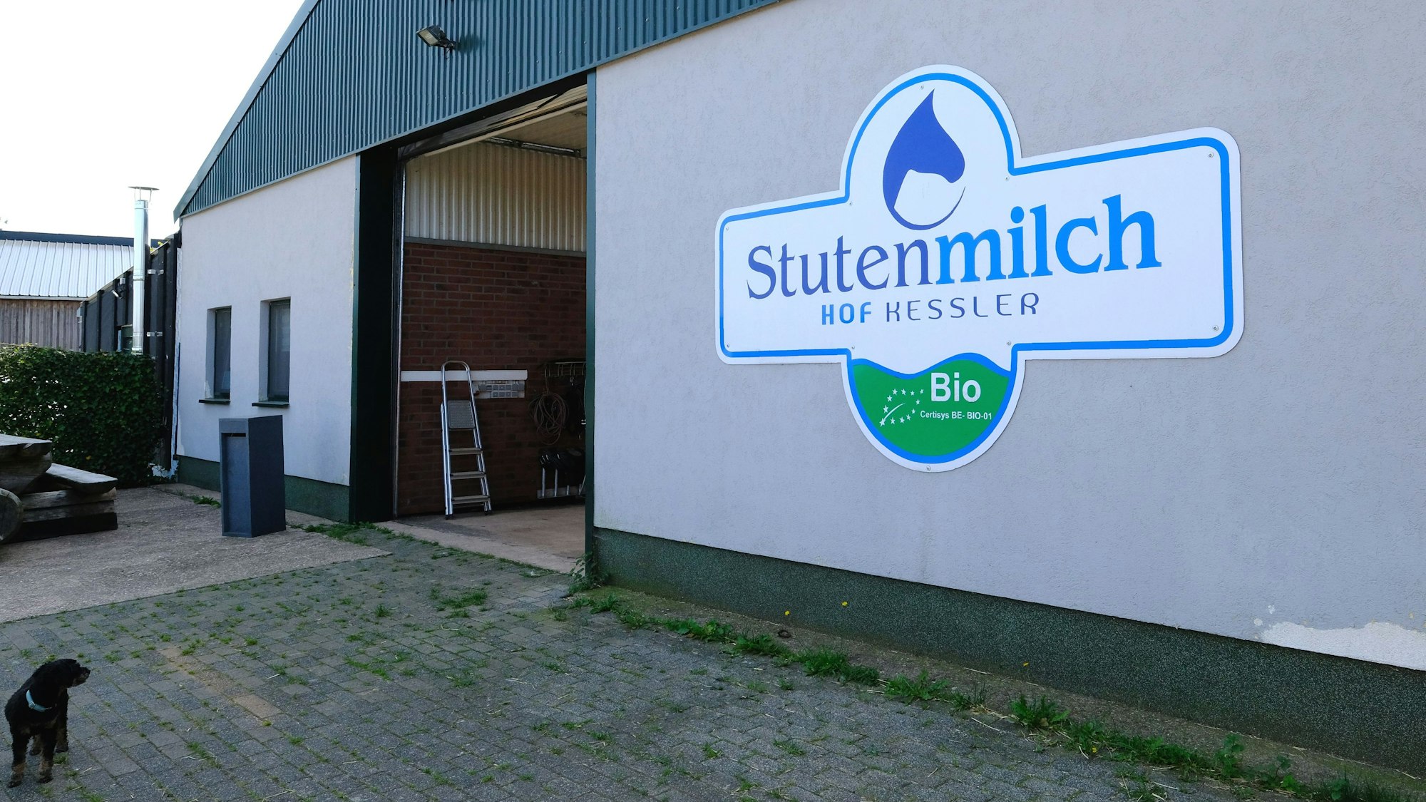 Auf der Wand des Stallgebäudes ist das Logo des Kessler-Hofs mit der Aufschrift „Stutenmilch“ angebracht.