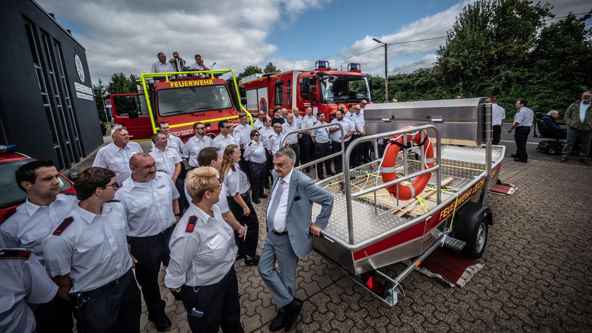 Indienststellung eines Feuerwehrboots und neuer Feuerwehrwagen für die Feuerwehr Leichlingen, Rettungswache Freienhalle, mit Innenminister Herbert Reul. Bild: Ralf Krieger