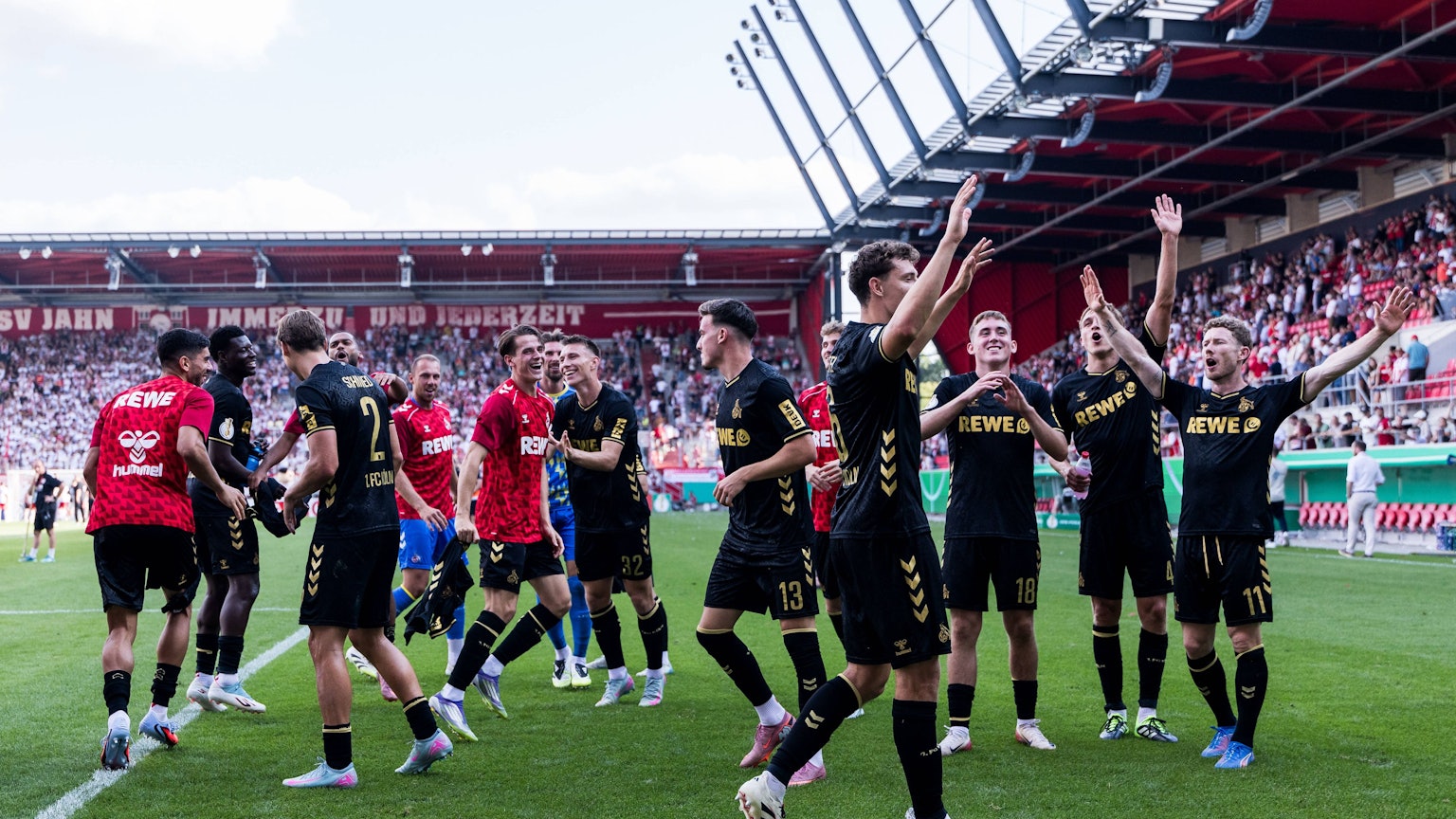 DFB Pokal: SSV Jahn Regensburg - 1. FC Köln 17.08.2025 Die Mannschaft des 1. FC Köln feiert den Last Minute Sieg mit der Kurve DFB Pokal