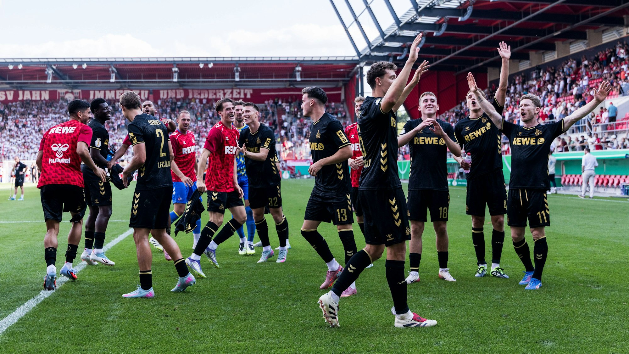 DFB Pokal: SSV Jahn Regensburg - 1. FC Köln 17.08.2025 Die Mannschaft des 1. FC Köln feiert den Last Minute Sieg mit der Kurve DFB Pokal