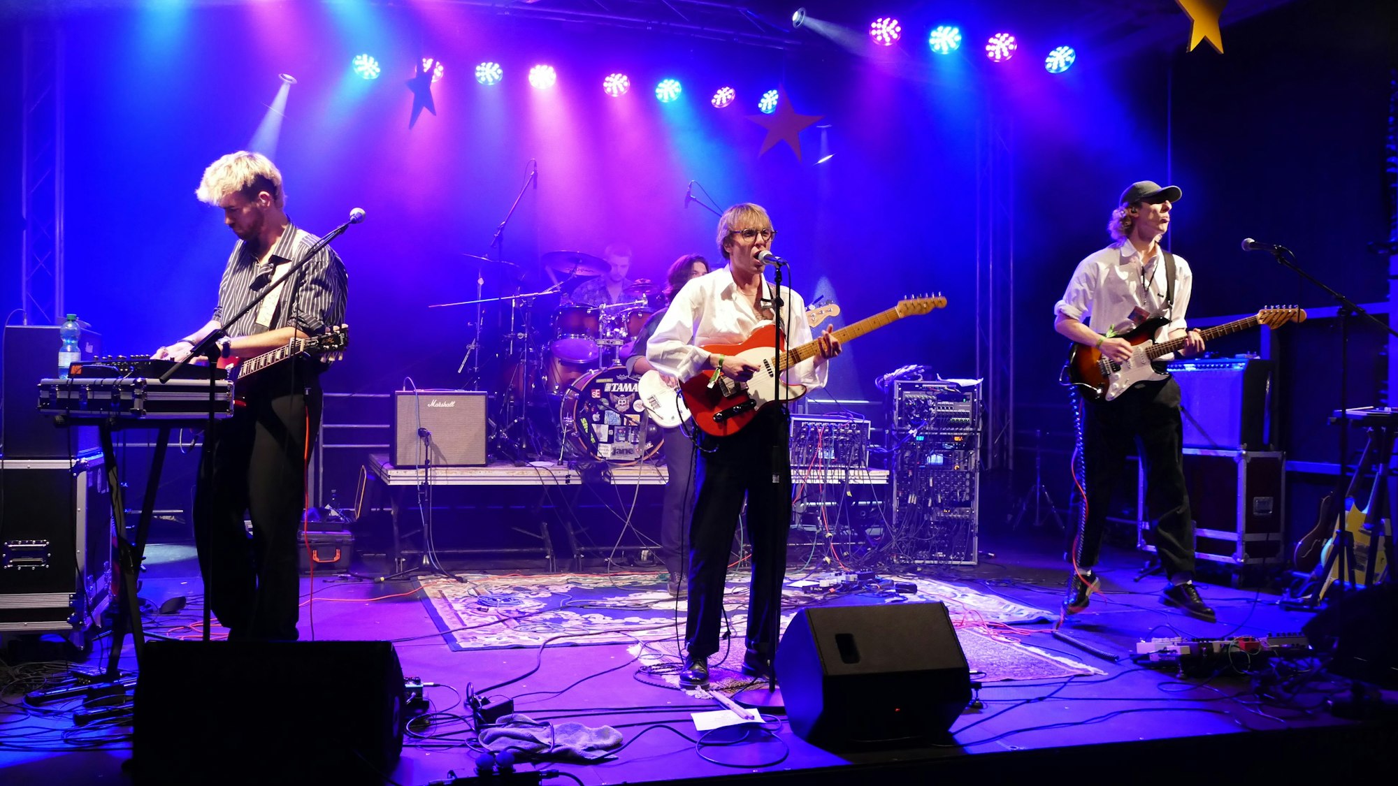 Eine Band auf einer Konzertbühne.