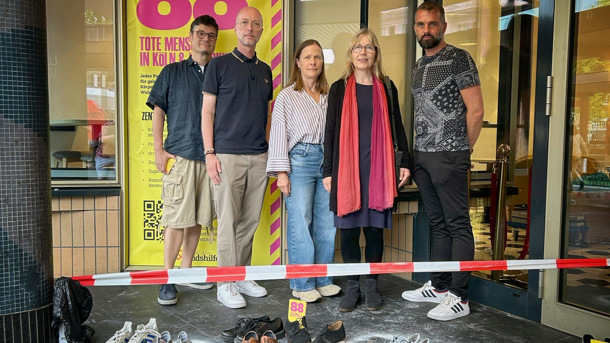 Aktion zum Gedenktag für die Drogentoten (v.l.n.r.): Markus Lauterborn (Aidshilfe Köln), Oliver Schubert (Geschäftsführer), Elisa Ostermann (Suchthilfekoordination, Gesundheitsamt), Dr. Sabine Eichberg (Stabsstelle Suchthilfe, Gesundheitsamt), Torben Beimann (Aidshilfe Köln)