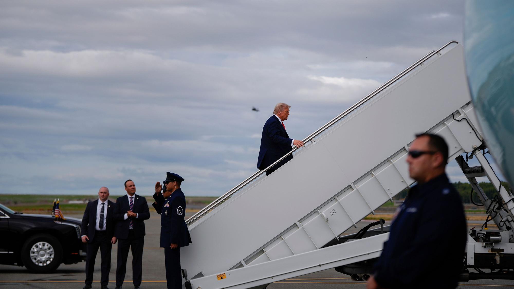 Abreise aus Alaska: Donald Trump besteigt nach dem Gipfeltreffen sein Präsidentenflugzeug.