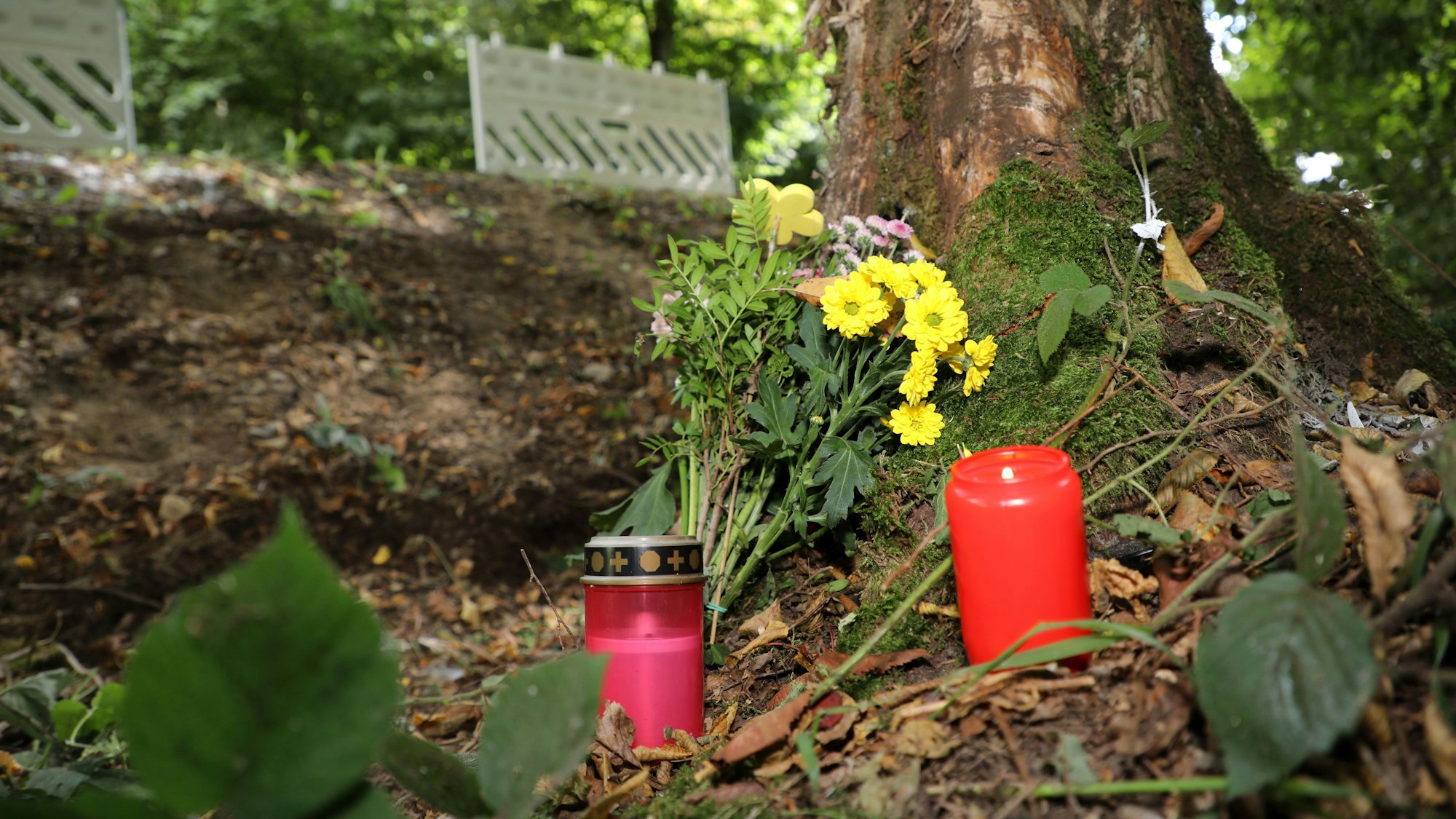 Kerzen stehen an einer Unfallstelle an der Dürschtalstraße bei Kürten-Dürscheid.