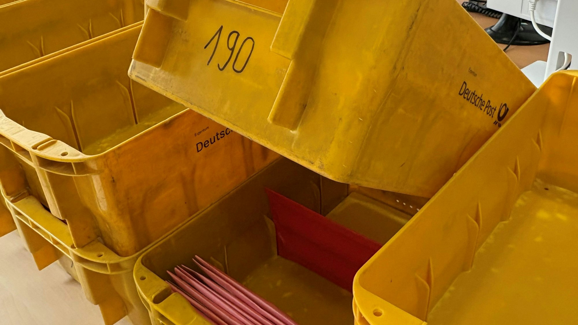 Die Briefwahlunterlagen werden in Kisten sortiert.