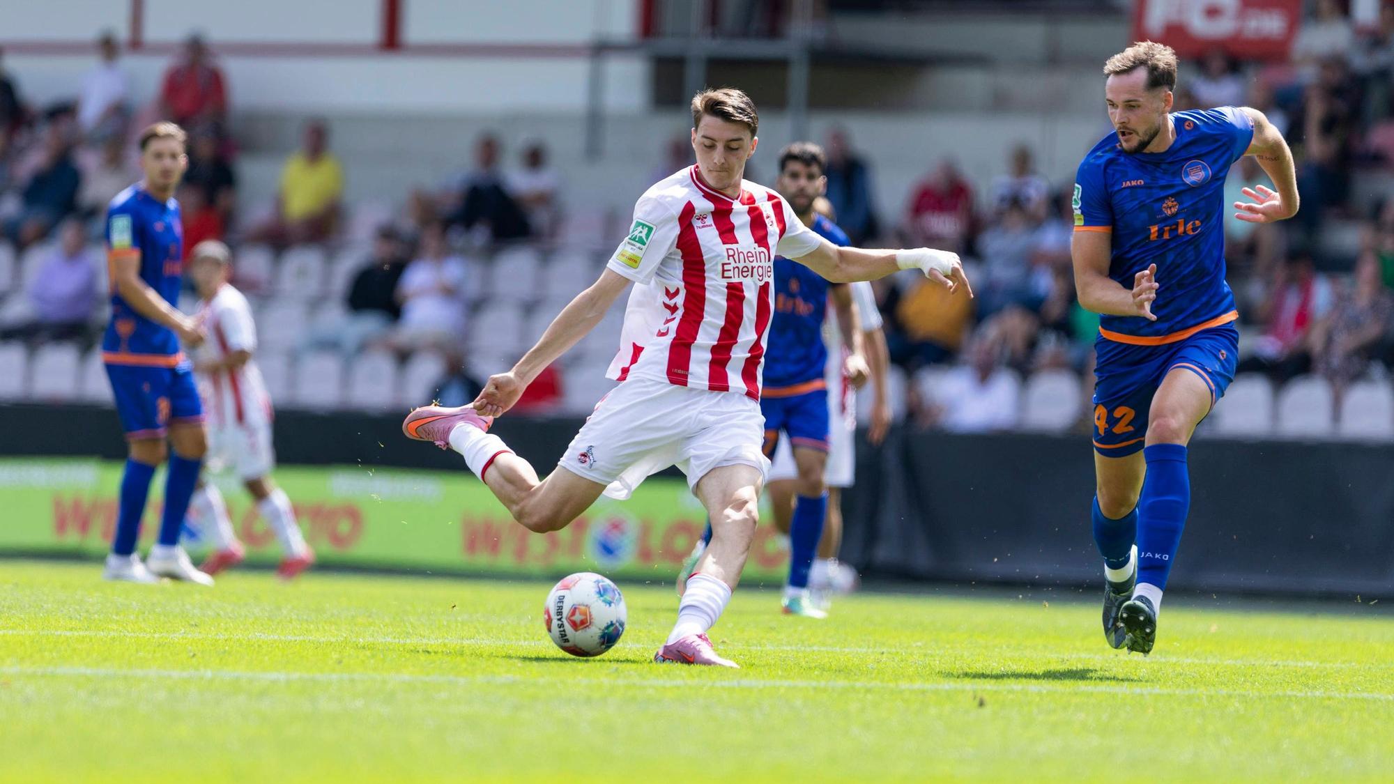 Regionalliga West: 1. FC Köln U21, U 21 - Sportfreunde Siegen, 17.08.2025 Malek El Mala 1. FC Köln U21, 9, Florian Mayer Sportfreunde Siegen 1899, 42. Regionalliga West, 1. FC Köln U21 - Sportfreunde Siegen, 4. Spieltag, am 17.08.2025, Franz-Kremer-Stadion, Köln *** Regionalliga West 1 FC Köln U21 Sportfreunde Siegen, 17 08 2025 Malek El Mala 1 FC Köln U21, 9 , Florian Mayer Sportfreunde Siegen 1899, 42 Regionalliga West, 1 FC Köln U21 Sportfreunde Siegen, 4 Matchday, on 17 08 2025, Franz Kremer Stadion, Cologne Copyright: xBEAUTIFULxSPORTS/Meuselx
