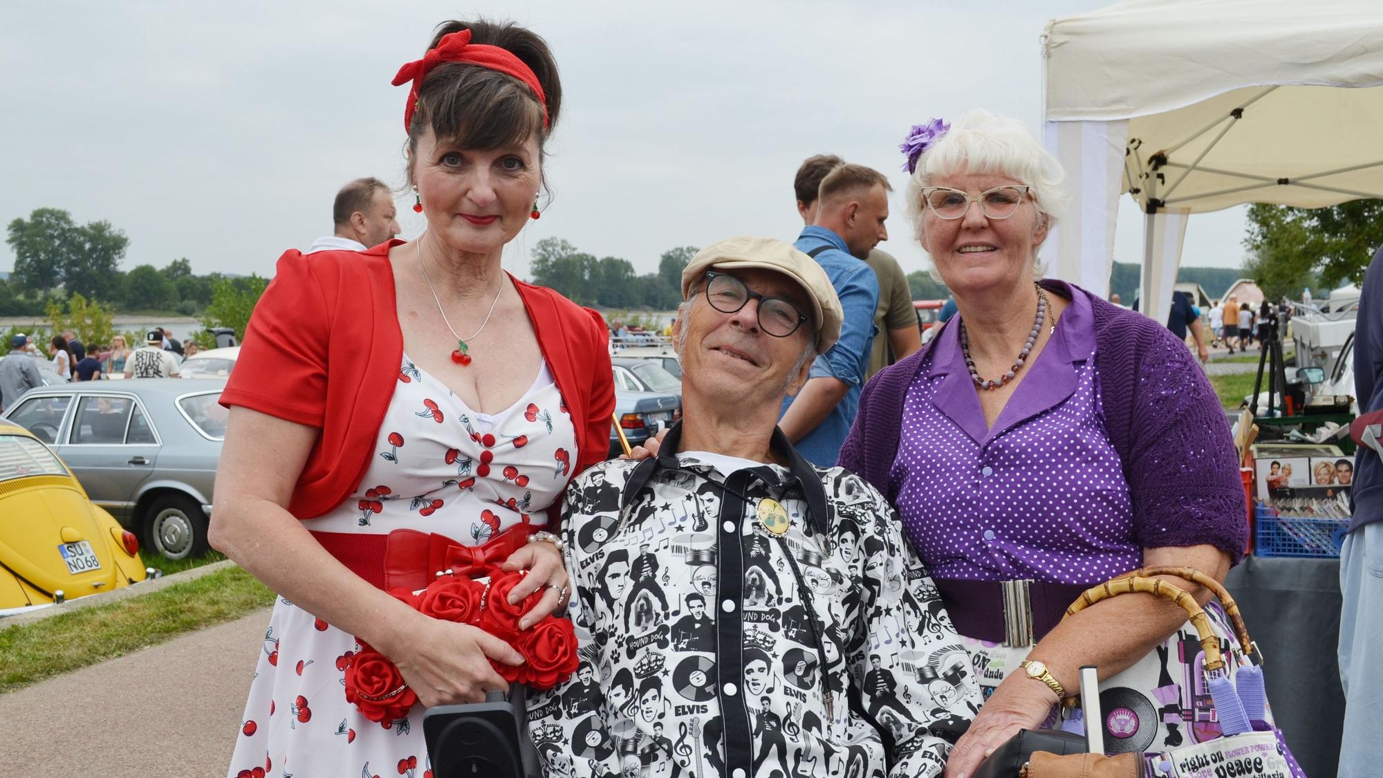 Zwei Frauen und ein Mann in Kleidung der 50er Jahre.
