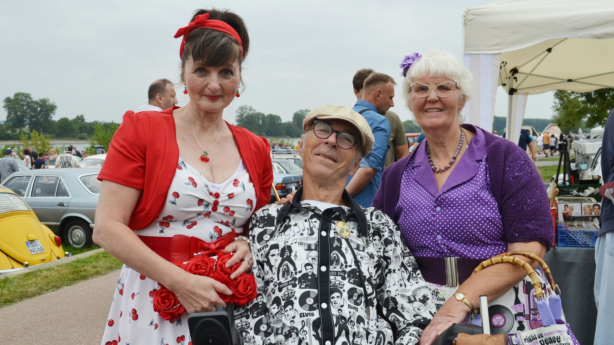 Zwei Frauen und ein Mann in Kleidung der 50er Jahre.