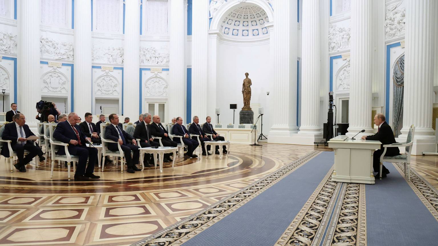 dpatopbilder - 16.08.2025, Russland, Moskau: Der russische Präsident Wladimir Putin (r) spricht während eines Arbeitstreffens zur Besprechung der Ergebnisse des russisch-amerikanischen Gipfels in Alaska im Kreml. Foto: Vyacheslav Prokofyev/Pool Sputnik Kremlin/AP/dpa +++ dpa-Bildfunk +++