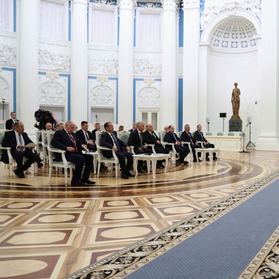 dpatopbilder - 16.08.2025, Russland, Moskau: Der russische Präsident Wladimir Putin (r) spricht während eines Arbeitstreffens zur Besprechung der Ergebnisse des russisch-amerikanischen Gipfels in Alaska im Kreml. Foto: Vyacheslav Prokofyev/Pool Sputnik Kremlin/AP/dpa +++ dpa-Bildfunk +++