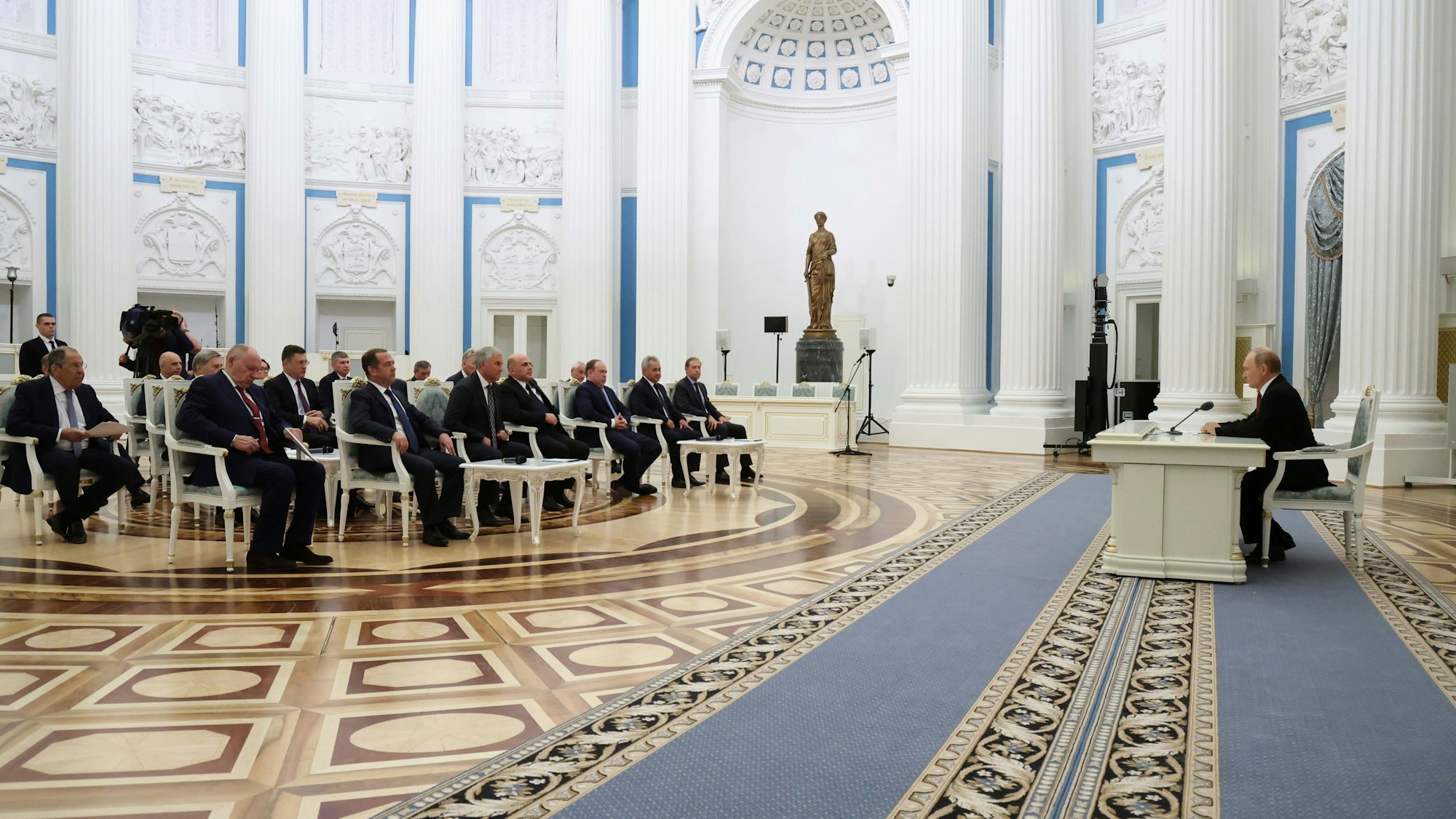 dpatopbilder - 16.08.2025, Russland, Moskau: Der russische Präsident Wladimir Putin (r) spricht während eines Arbeitstreffens zur Besprechung der Ergebnisse des russisch-amerikanischen Gipfels in Alaska im Kreml. Foto: Vyacheslav Prokofyev/Pool Sputnik Kremlin/AP/dpa +++ dpa-Bildfunk +++