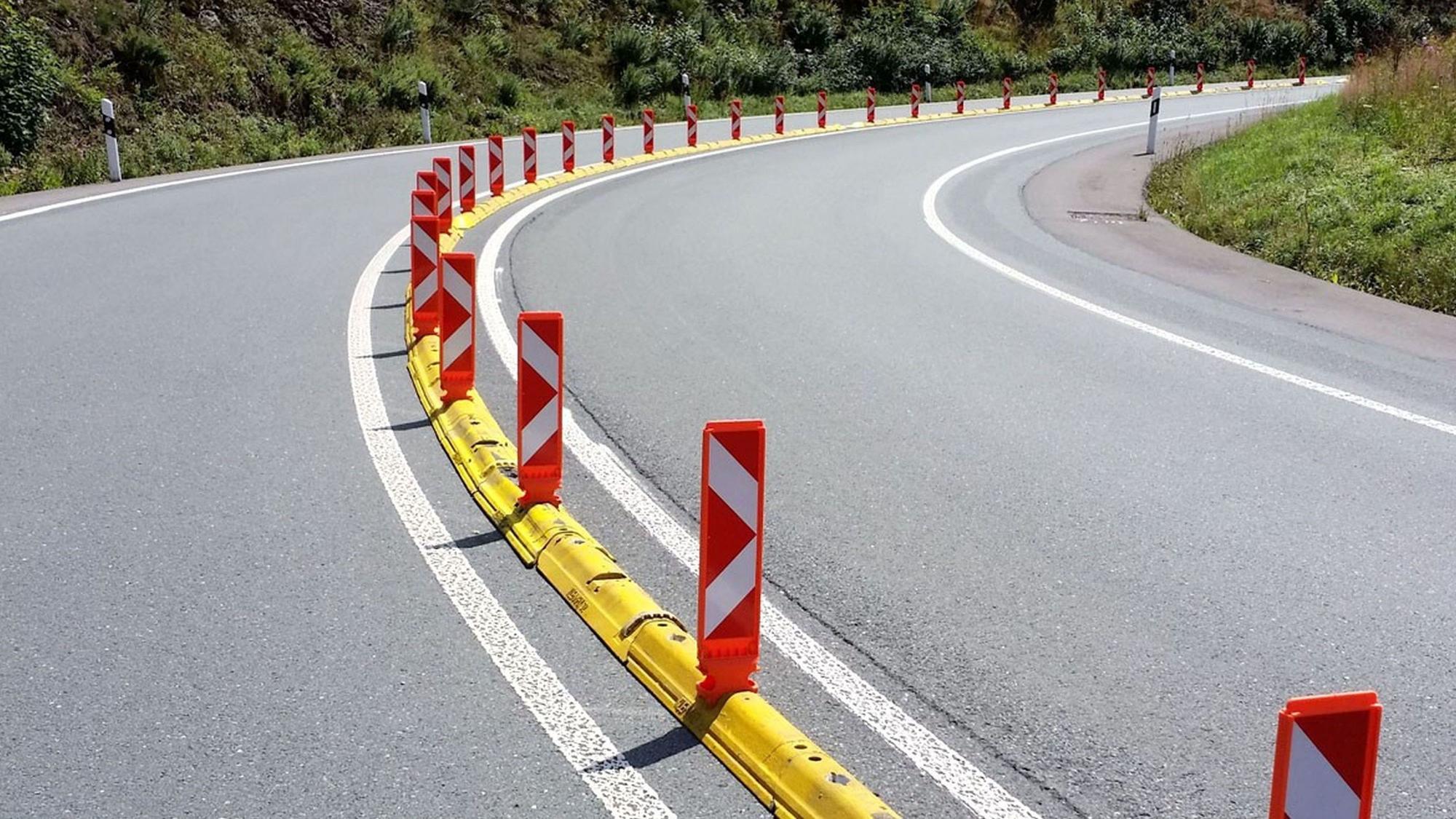 Solche Fahrbahnteiler sollen die Raser auf dem Schladernring ausbremsen.