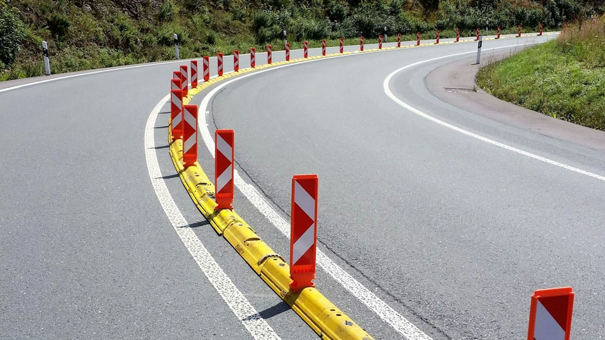 Solche Fahrbahnteiler sollen die Raser auf dem Schladernring ausbremsen.
