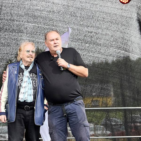 Sänger Frank Zander und Walter Lehnertz stehen gemeinsam auf einer Bühne.