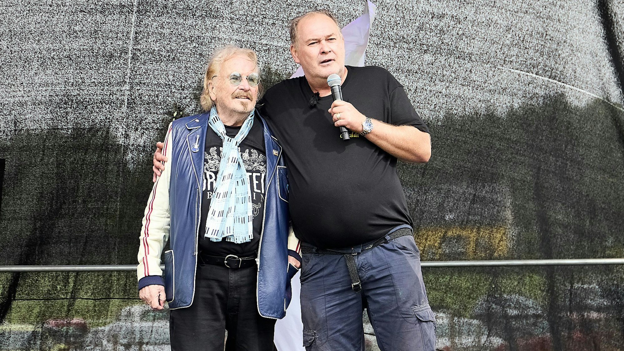 Sänger Frank Zander und Walter Lehnertz stehen gemeinsam auf einer Bühne.
