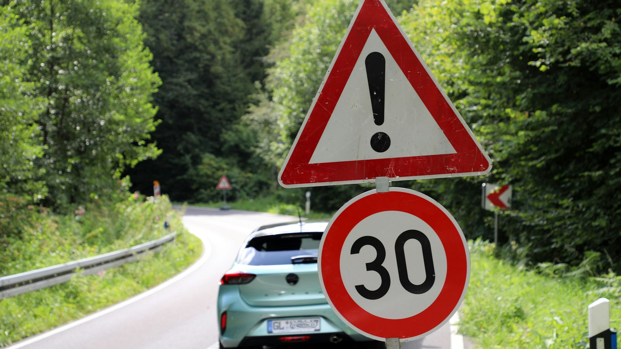 An der Dürschtalstraße bei Kürten-Dürscheid steht ein Tempo-30-Schild mit einem Achtung-Zeichen.