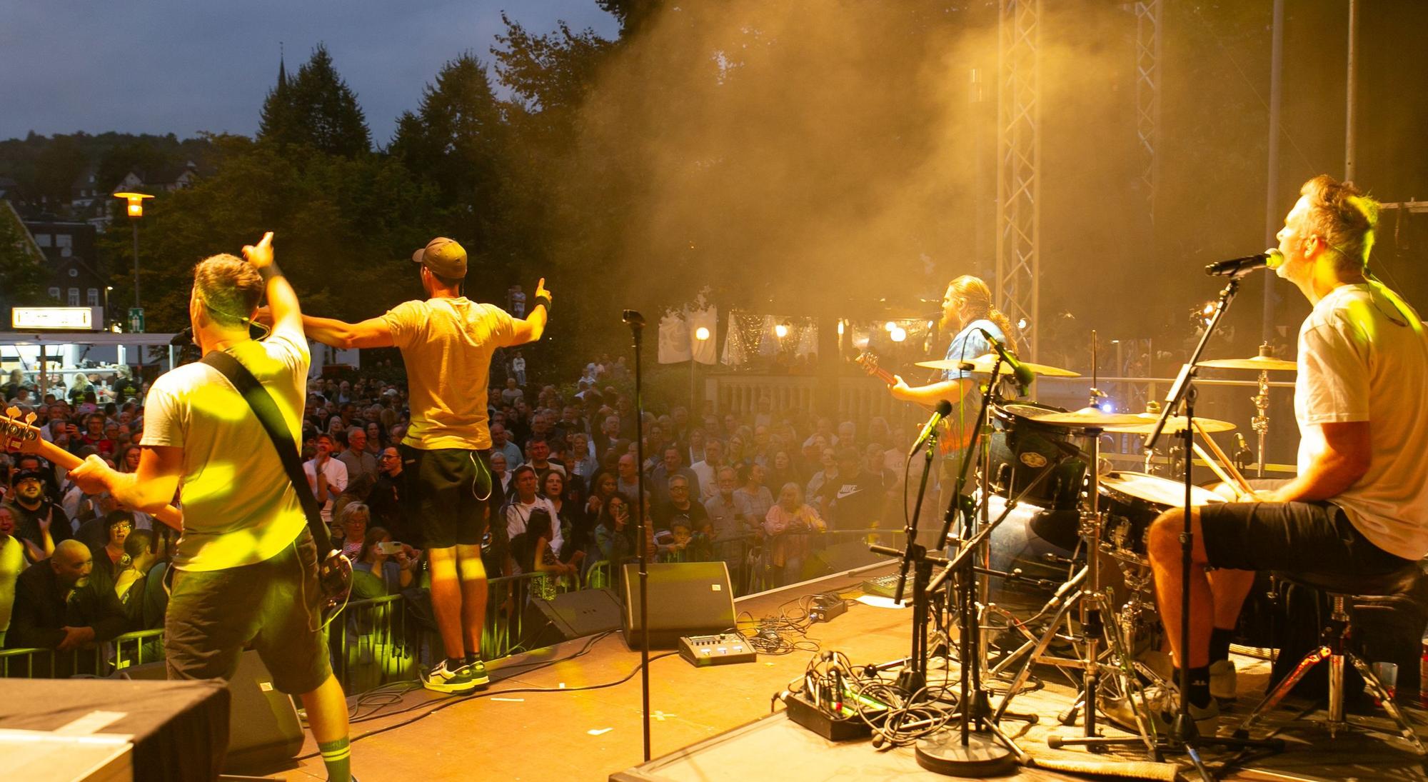 Eine Band auf der Bühne.