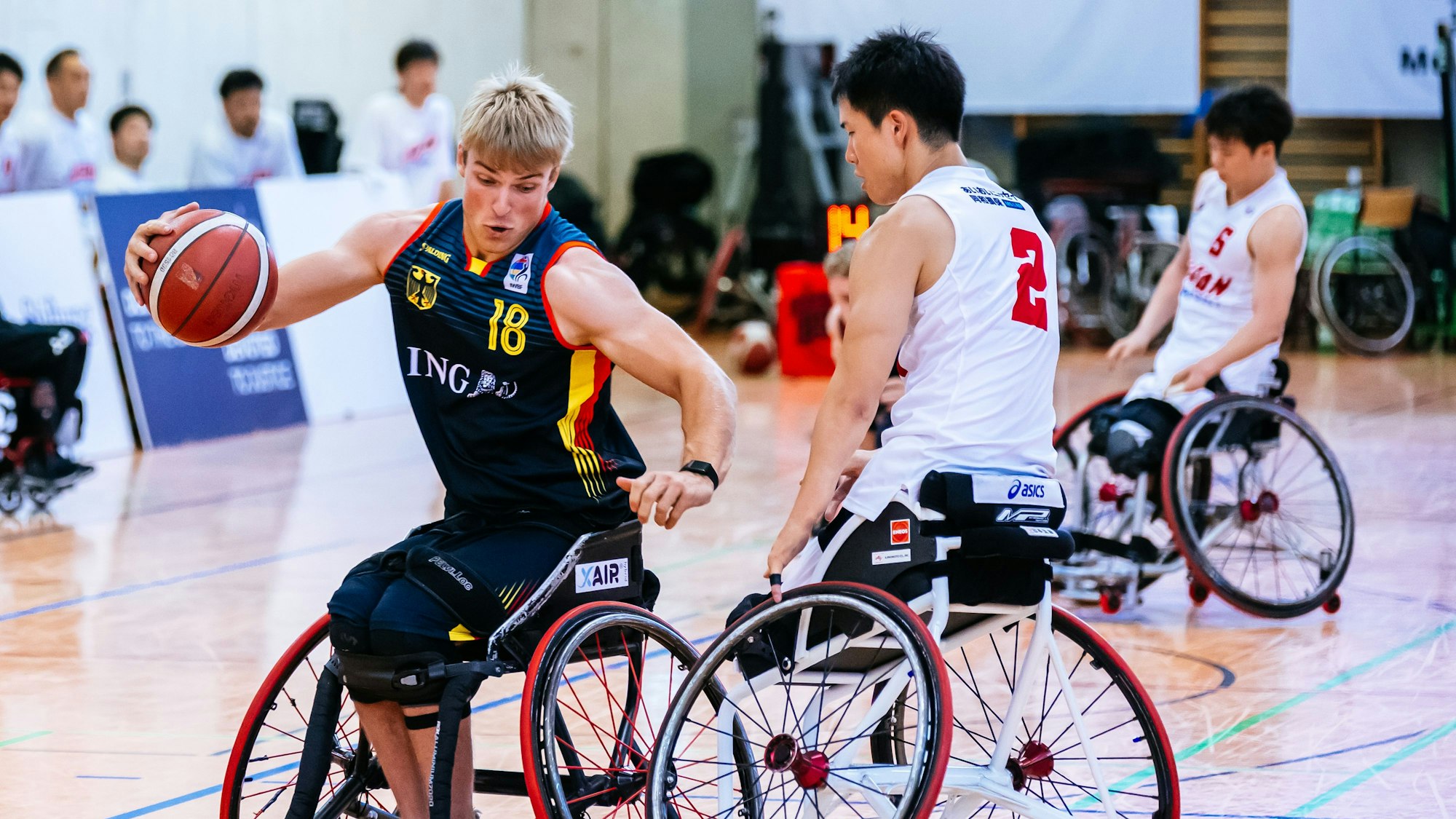 Zwei Rollstuhlbasketballer im Kampf um den Ball.