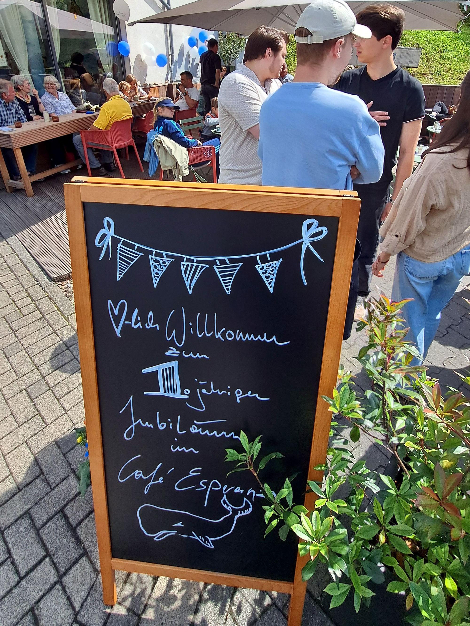 Ein Aufsteller steht am Café Esperanza am Halfenhof in Rösrath-Forsbach.